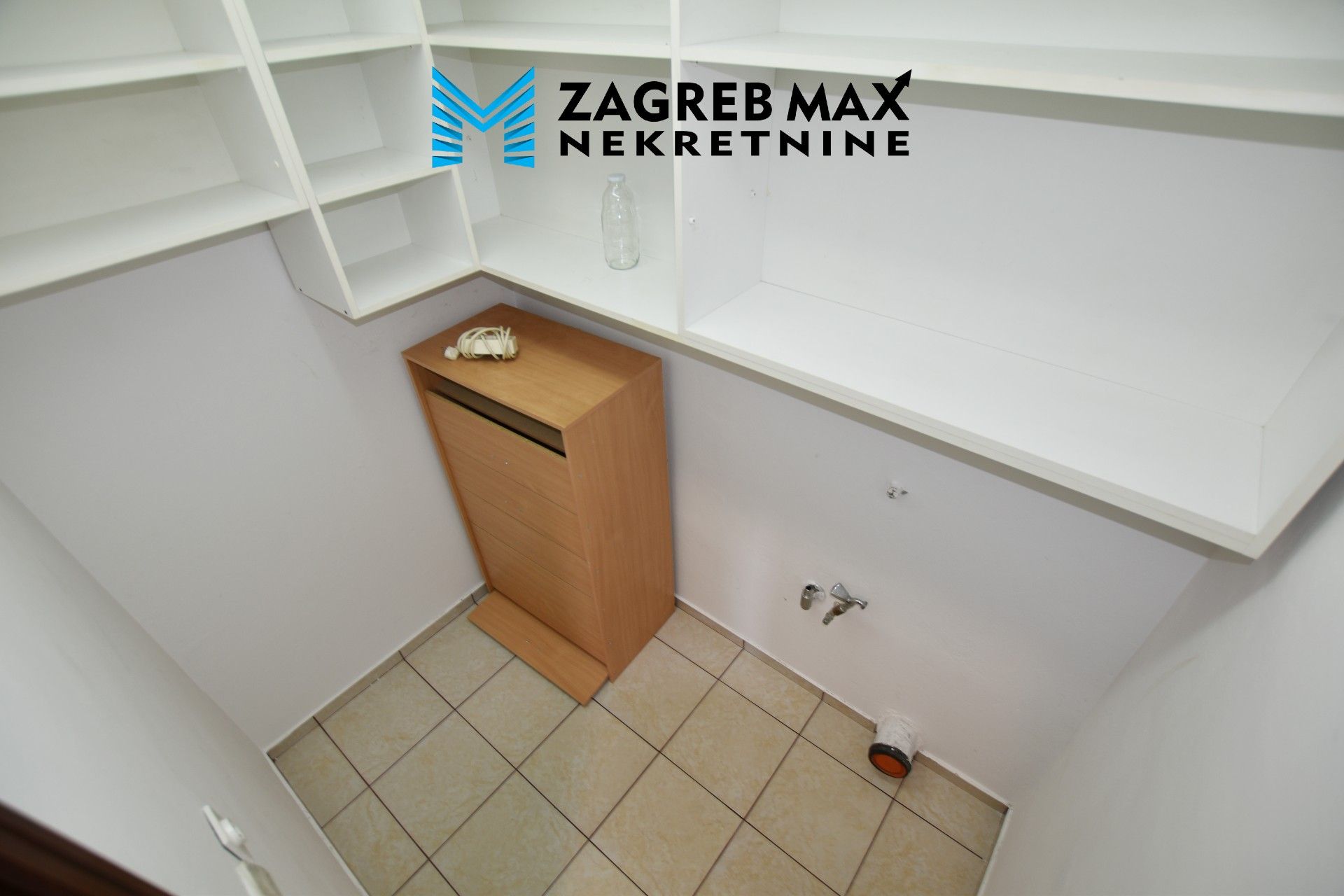 Zagreb - ŠPANSKO – komforan trosoban stan 75 m2, 4. kat, loggia, odlična lokacija BEZ PROVIZIJE