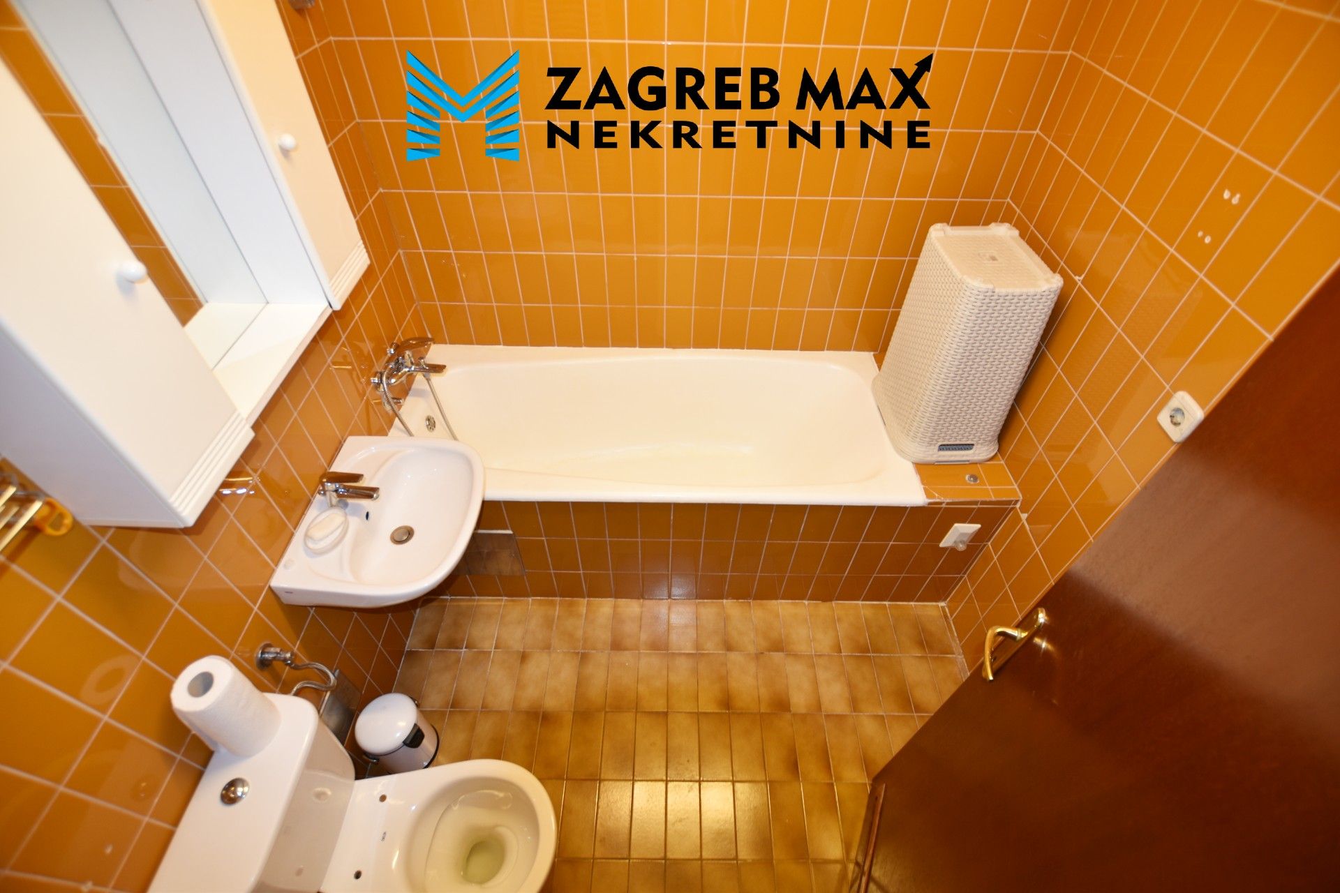 Zagreb - ŠPANSKO – komforan trosoban stan 75 m2, 4. kat, loggia, odlična lokacija BEZ PROVIZIJE