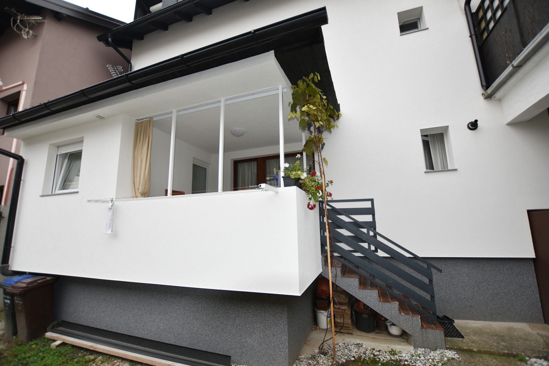 Zagreb - GAJNICE – Ulica Jagnjedje, ugodan 3soban stan u prizemlju, 2 spremišta i podrum, parking, loggia