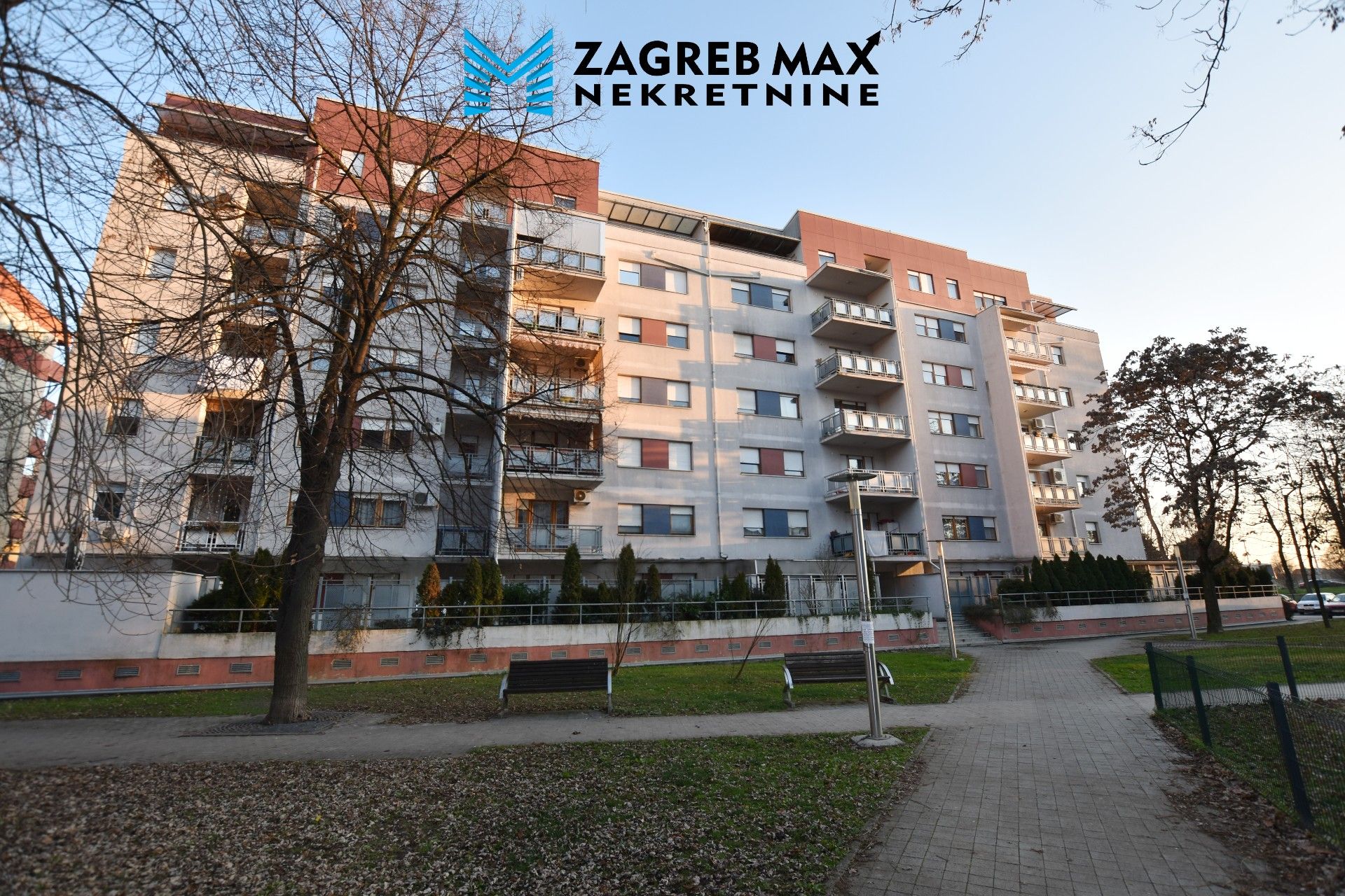 Zagreb - ŠPANSKO – Ugodan 3soban stan 57 m2, terasa 18m2, 3 spavaće sobe, prizemlje, odlična lokacija