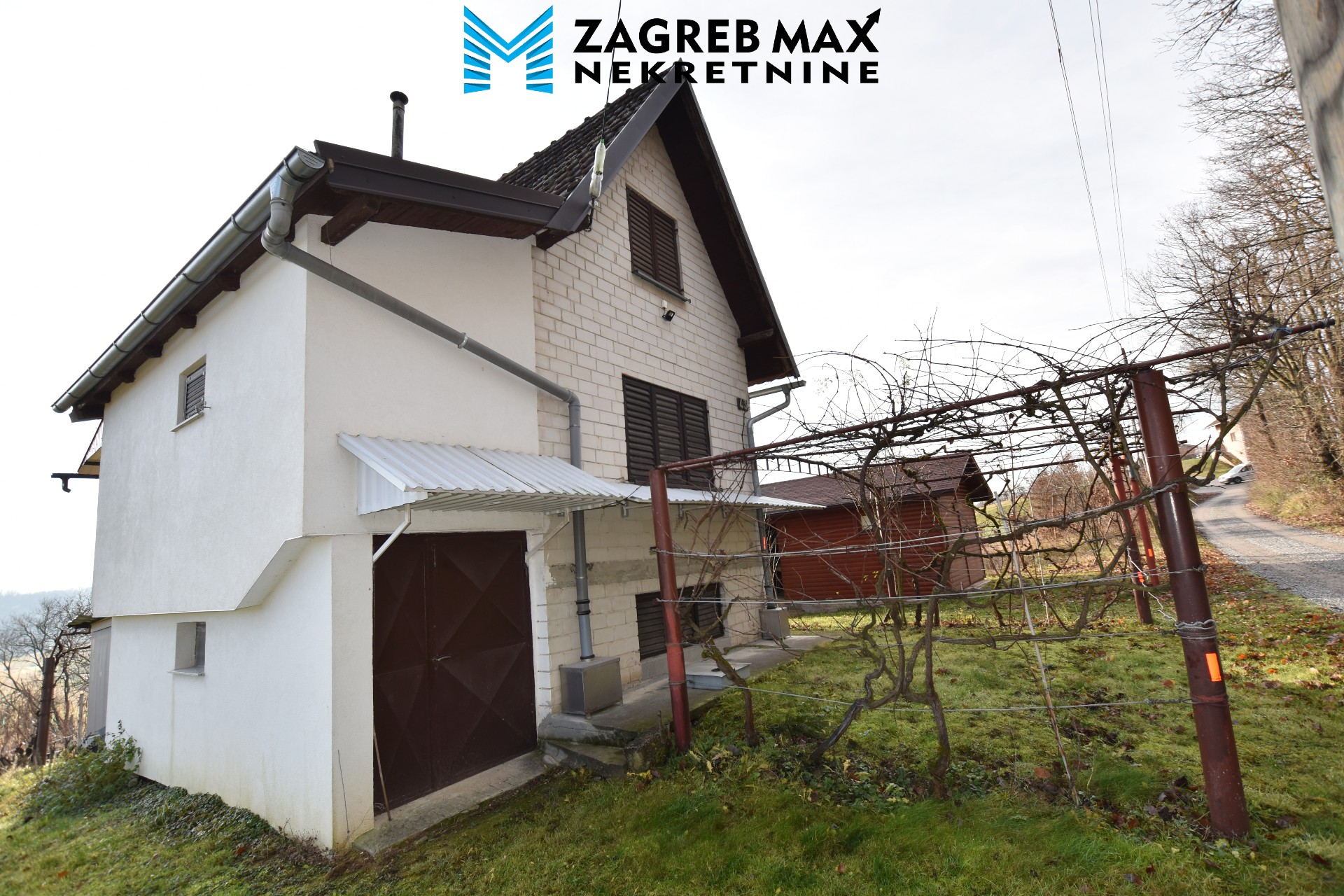 Zagreb - MOSLOVAČKA SLATINA (POPOVAČA) – Samostojeća kuća 64 m2, zemljište 1300 m2, vinograd, mirno okruženje