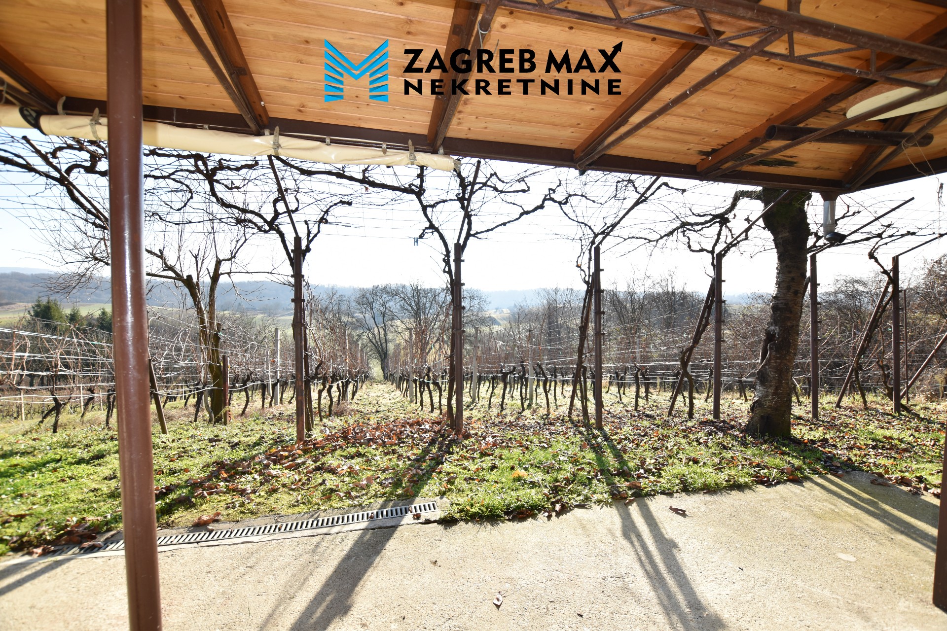 Zagreb - MOSLOVAČKA SLATINA (POPOVAČA) – Samostojeća kuća 64 m2, zemljište 1300 m2, vinograd, mirno okruženje