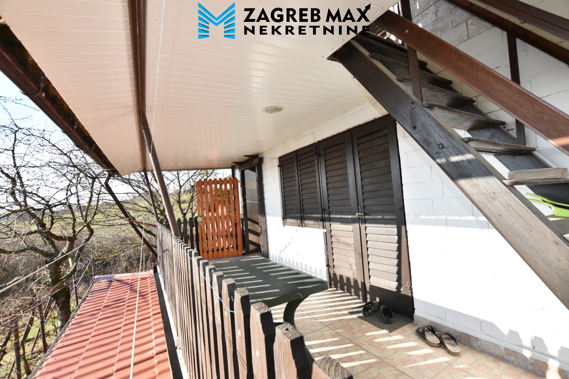 Zagreb - MOSLOVAČKA SLATINA (POPOVAČA) – Samostojeća kuća 64 m2, zemljište 1300 m2, vinograd, mirno okruženje