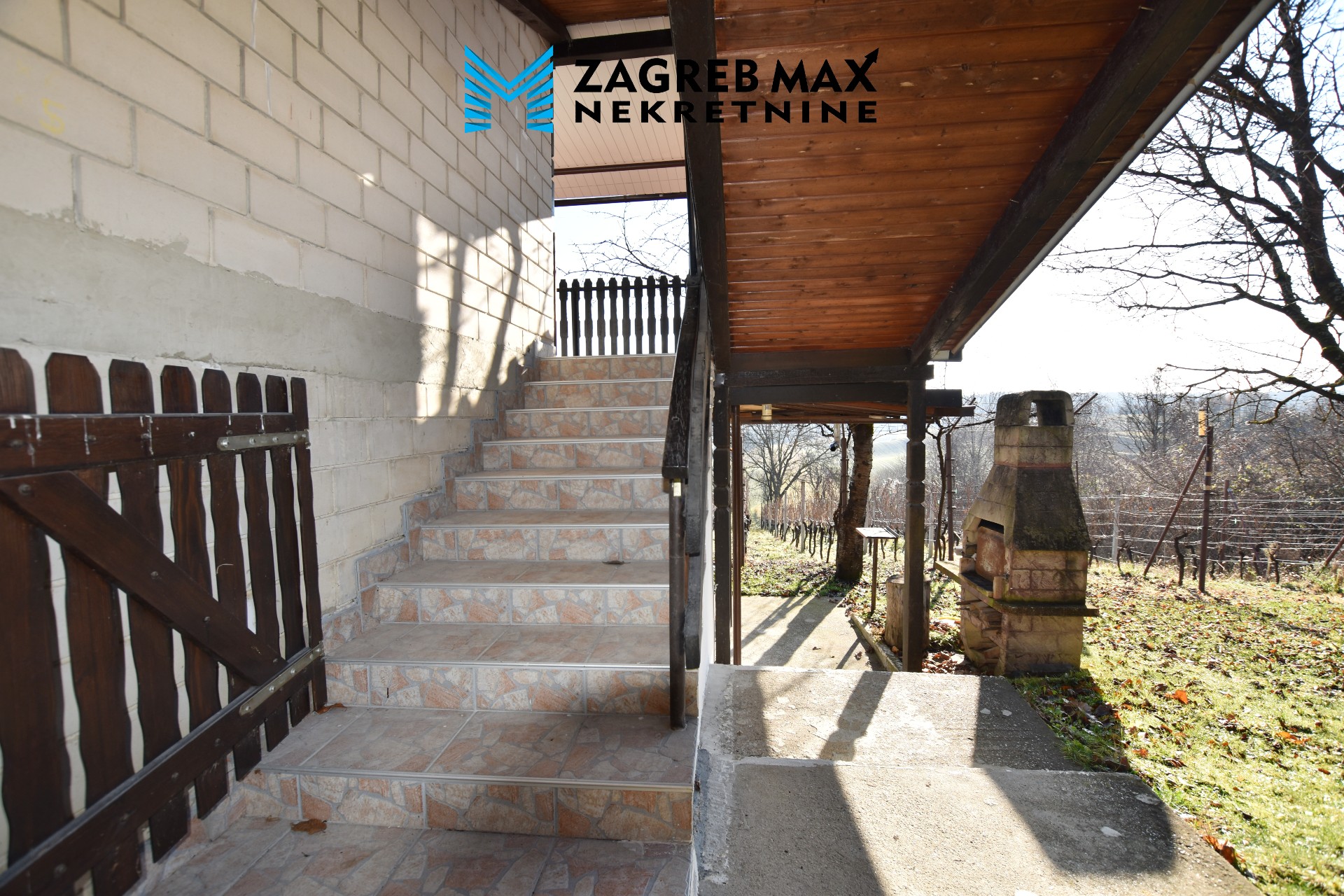 Zagreb - MOSLOVAČKA SLATINA (POPOVAČA) – Samostojeća kuća 64 m2, zemljište 1300 m2, vinograd, mirno okruženje