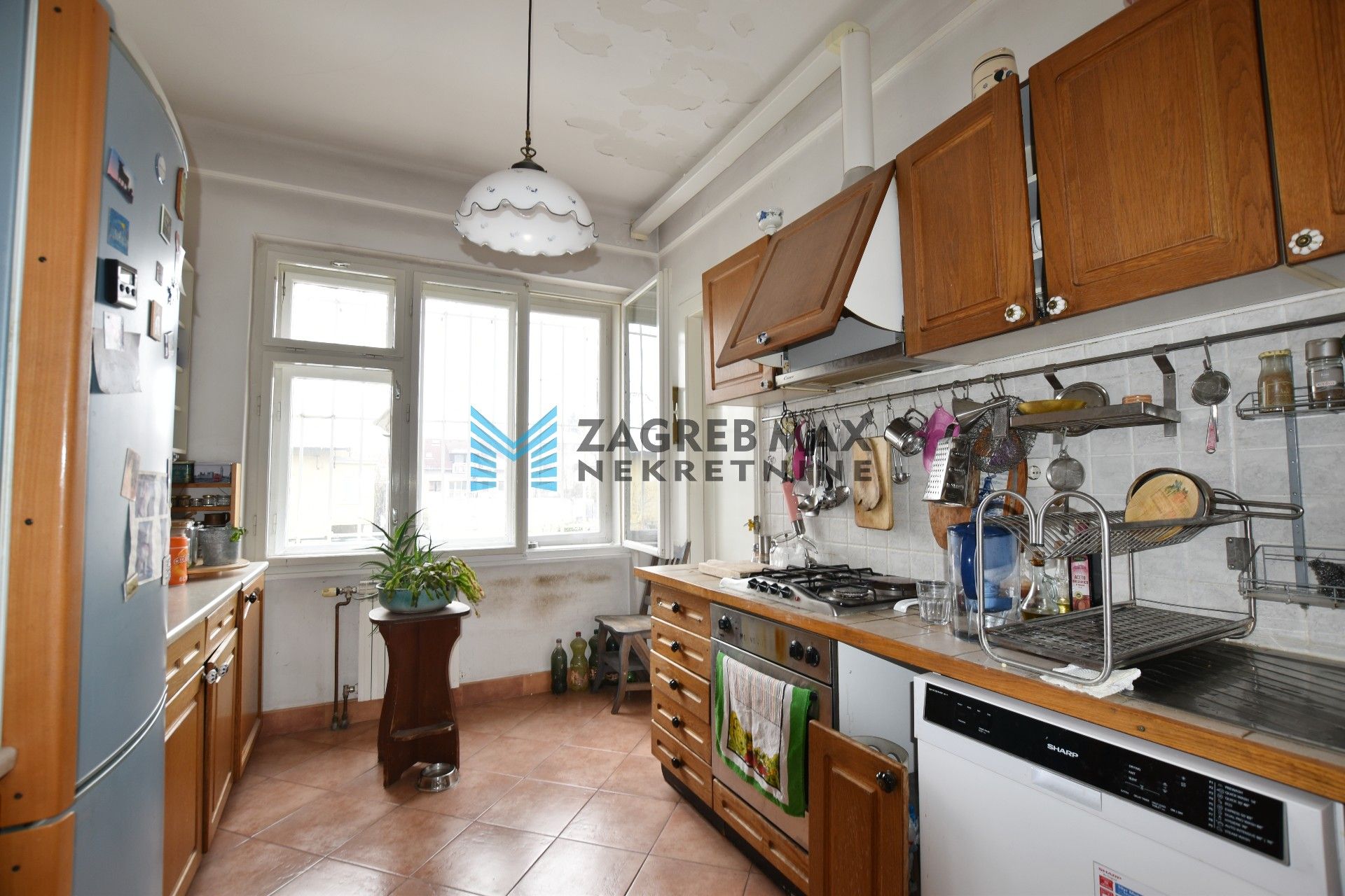 Zagreb - VRHOVEC Prostran 6soban stan 187 m2 + 2 garaže 34 m2, 1. kat, loggia, balkon, odlična lokacija