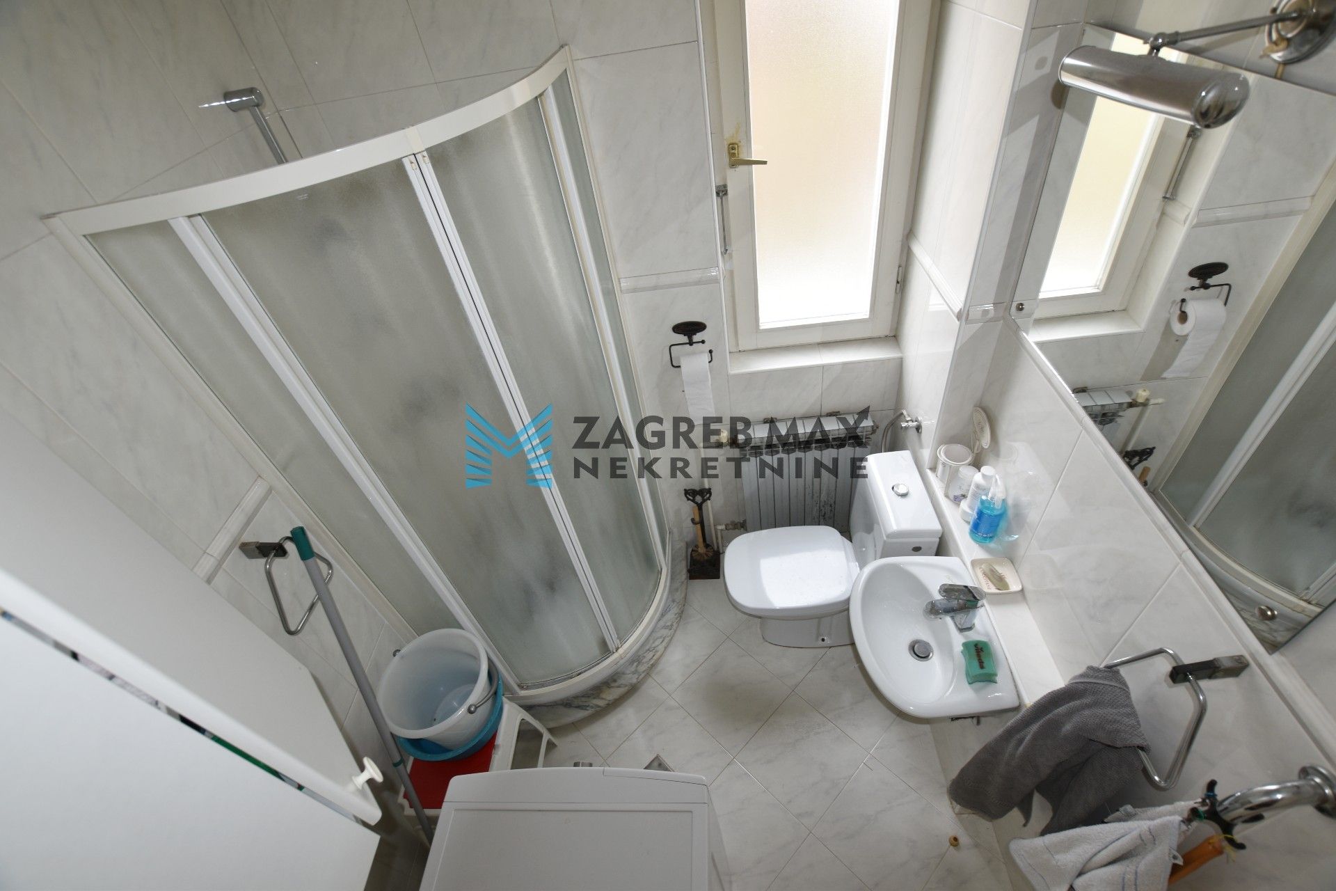 Zagreb - VRHOVEC Prostran 6soban stan 187 m2 + 2 garaže 34 m2, 1. kat, loggia, balkon, odlična lokacija