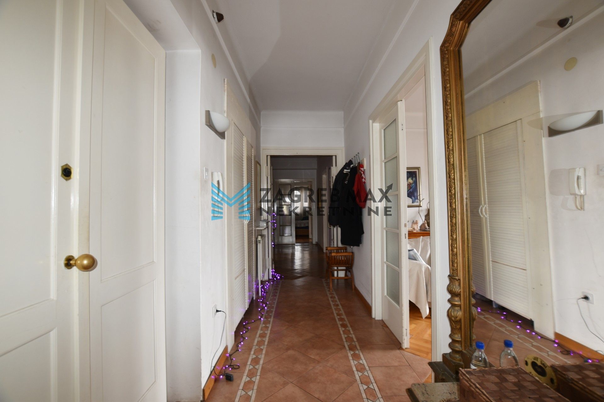Zagreb - VRHOVEC Prostran 6soban stan 187 m2 + 2 garaže 34 m2, 1. kat, loggia, balkon, odlična lokacija