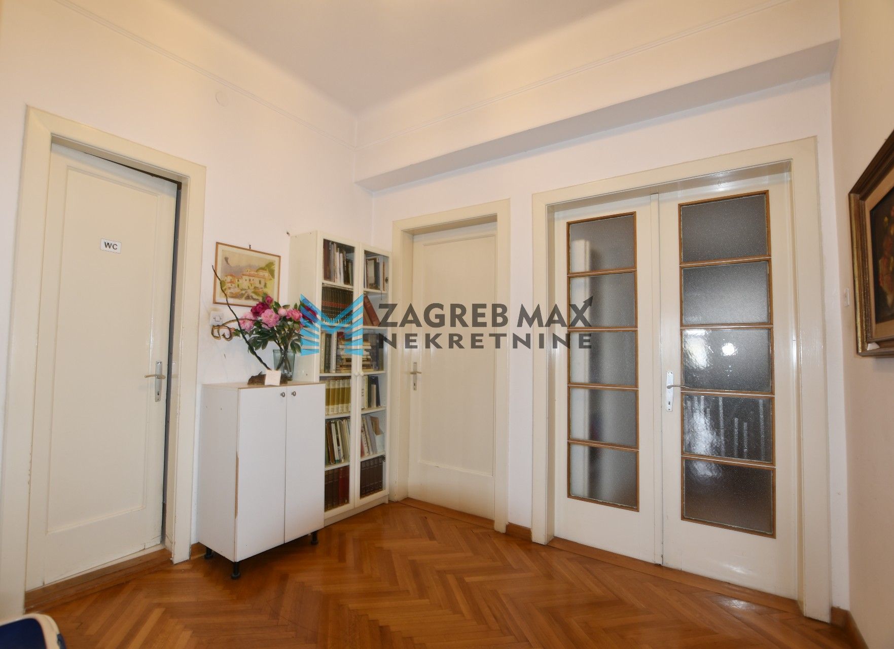 Zagreb - VRHOVEC Prostran 6soban stan 187 m2 + 2 garaže 34 m2, 1. kat, loggia, balkon, odlična lokacija
