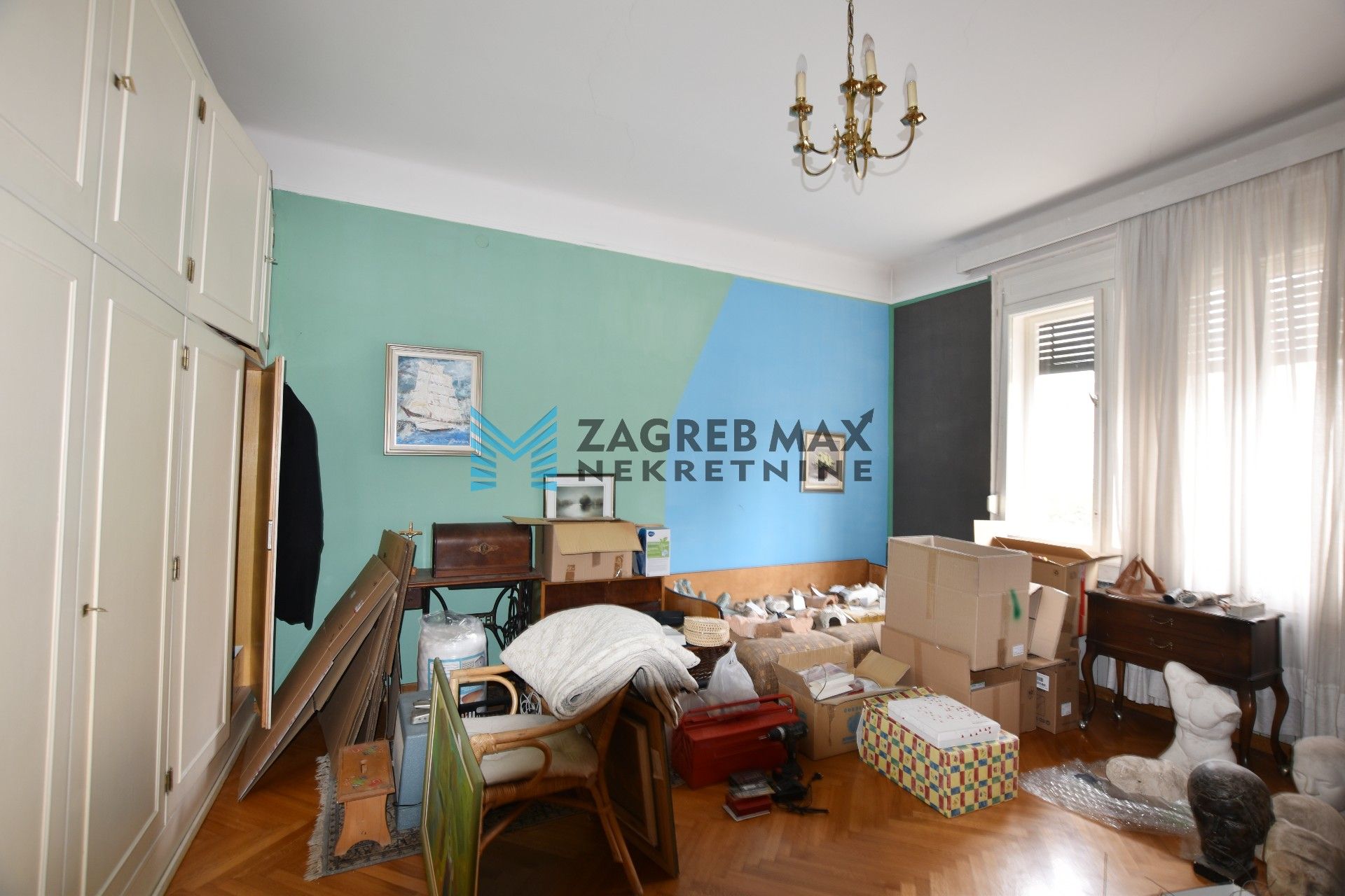 Zagreb - VRHOVEC Prostran 6soban stan 187 m2 + 2 garaže 34 m2, 1. kat, loggia, balkon, odlična lokacija