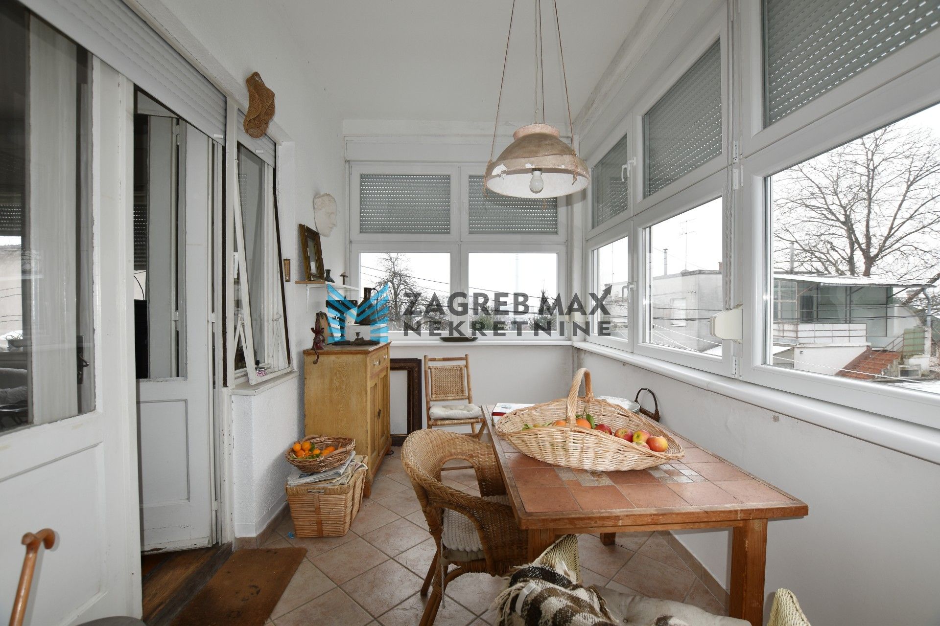 Zagreb - VRHOVEC Prostran 6soban stan 187 m2 + 2 garaže 34 m2, 1. kat, loggia, balkon, odlična lokacija