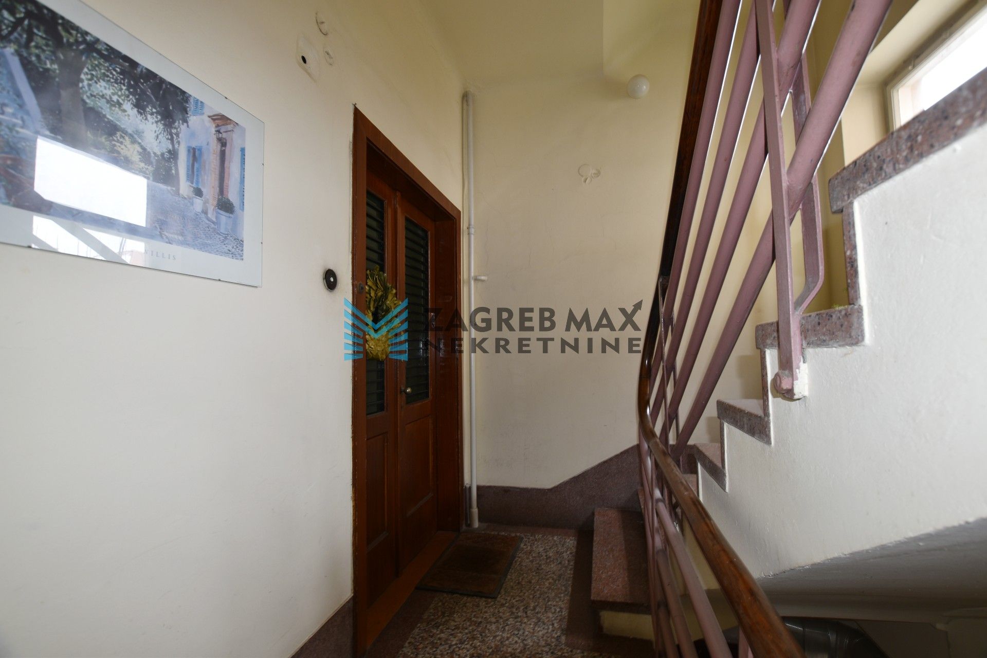 Zagreb - VRHOVEC Prostran 6soban stan 187 m2 + 2 garaže 34 m2, 1. kat, loggia, balkon, odlična lokacija