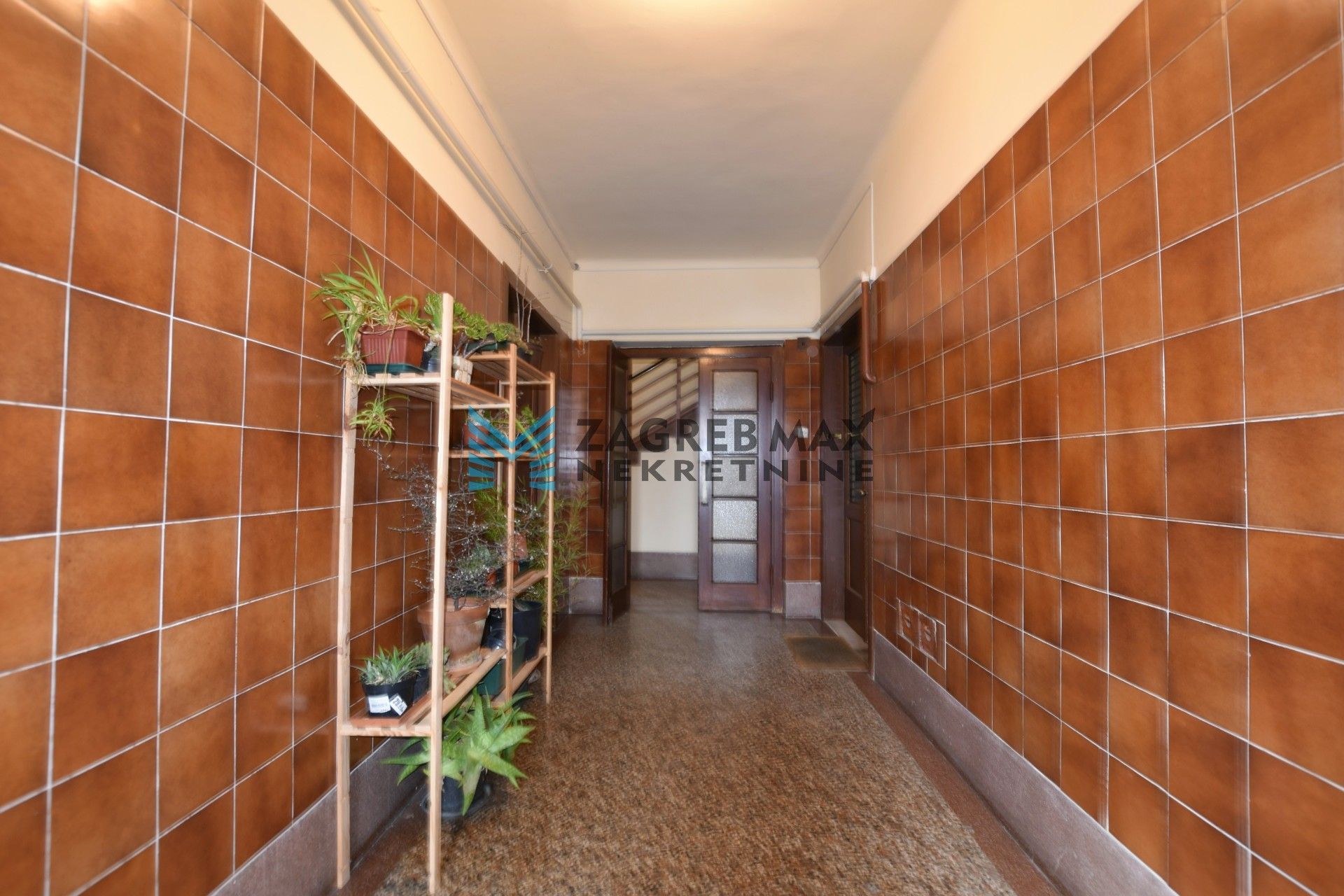 Zagreb - VRHOVEC Prostran 6soban stan 187 m2 + 2 garaže 34 m2, 1. kat, loggia, balkon, odlična lokacija