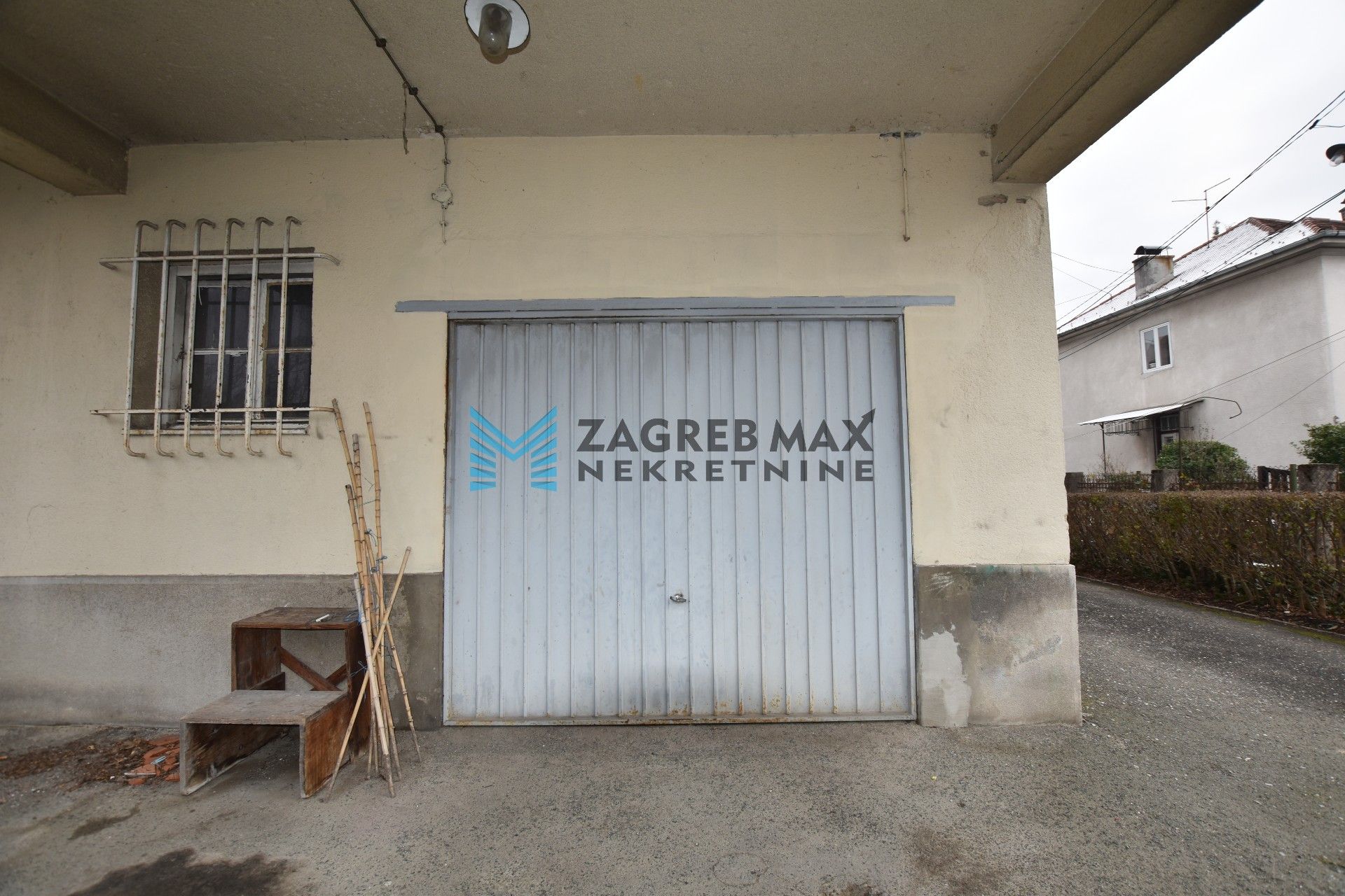Zagreb - VRHOVEC Prostran 6soban stan 187 m2 + 2 garaže 34 m2, 1. kat, loggia, balkon, odlična lokacija