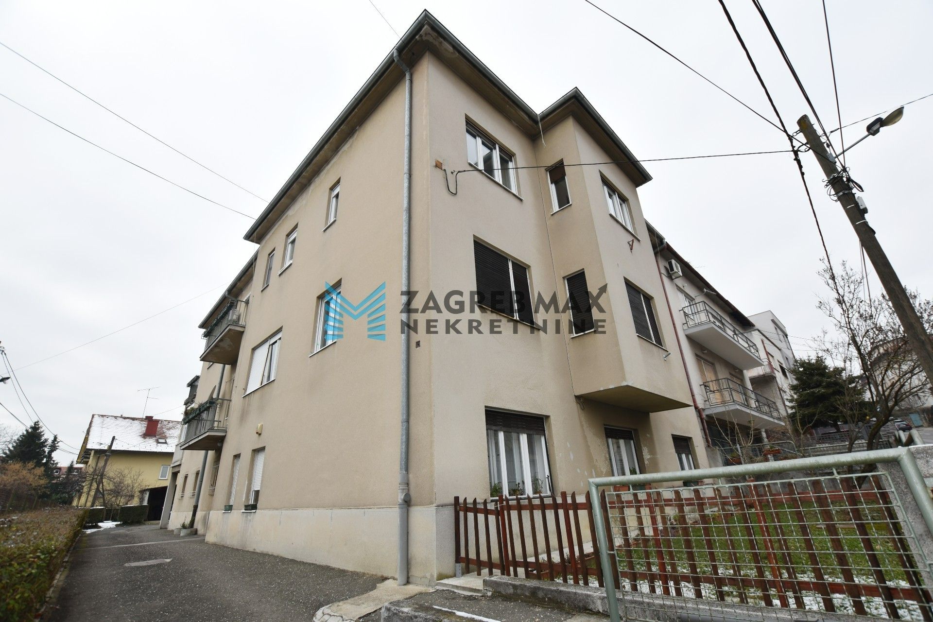 Zagreb - VRHOVEC Prostran 6soban stan 187 m2 + 2 garaže 34 m2, 1. kat, loggia, balkon, odlična lokacija