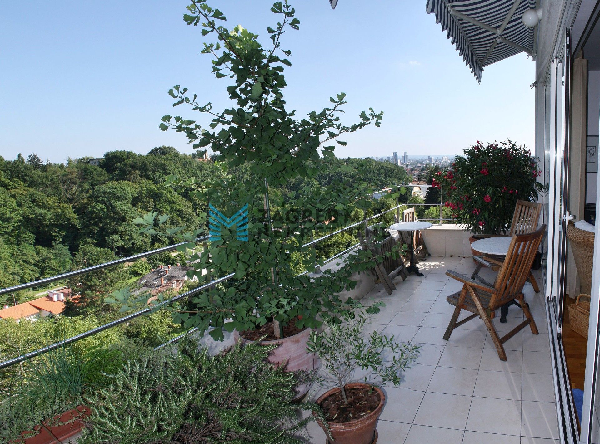 Zagreb - NAJAM CENTAR - Goljak, luksuzan 3soban stan 110 m2, 1. kat, mirno okruženje, terasa, parking