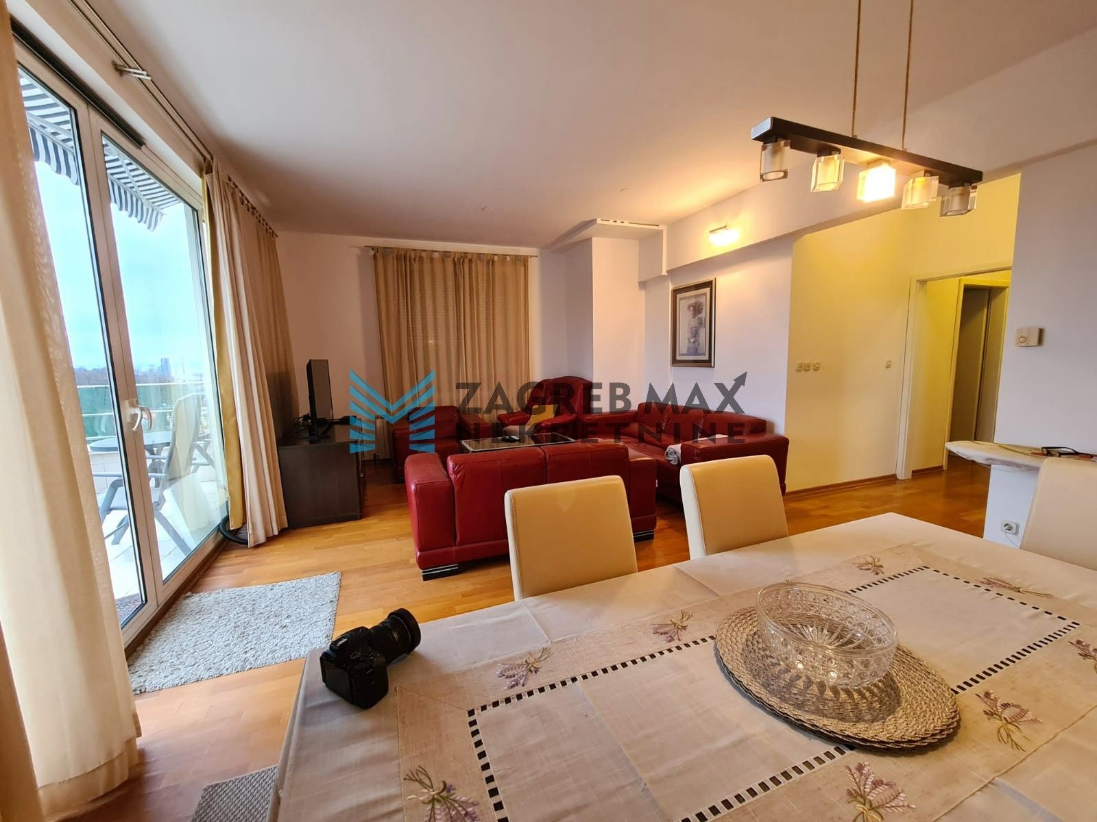 Zagreb - NAJAM CENTAR - Goljak, luksuzan 3soban stan 110 m2, 1. kat, mirno okruženje, terasa, parking