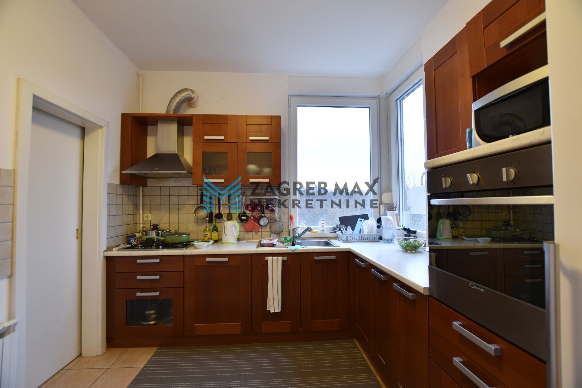 Zagreb - NAJAM CENTAR - Goljak, luksuzan 3soban stan 110 m2, 1. kat, mirno okruženje, terasa, parking