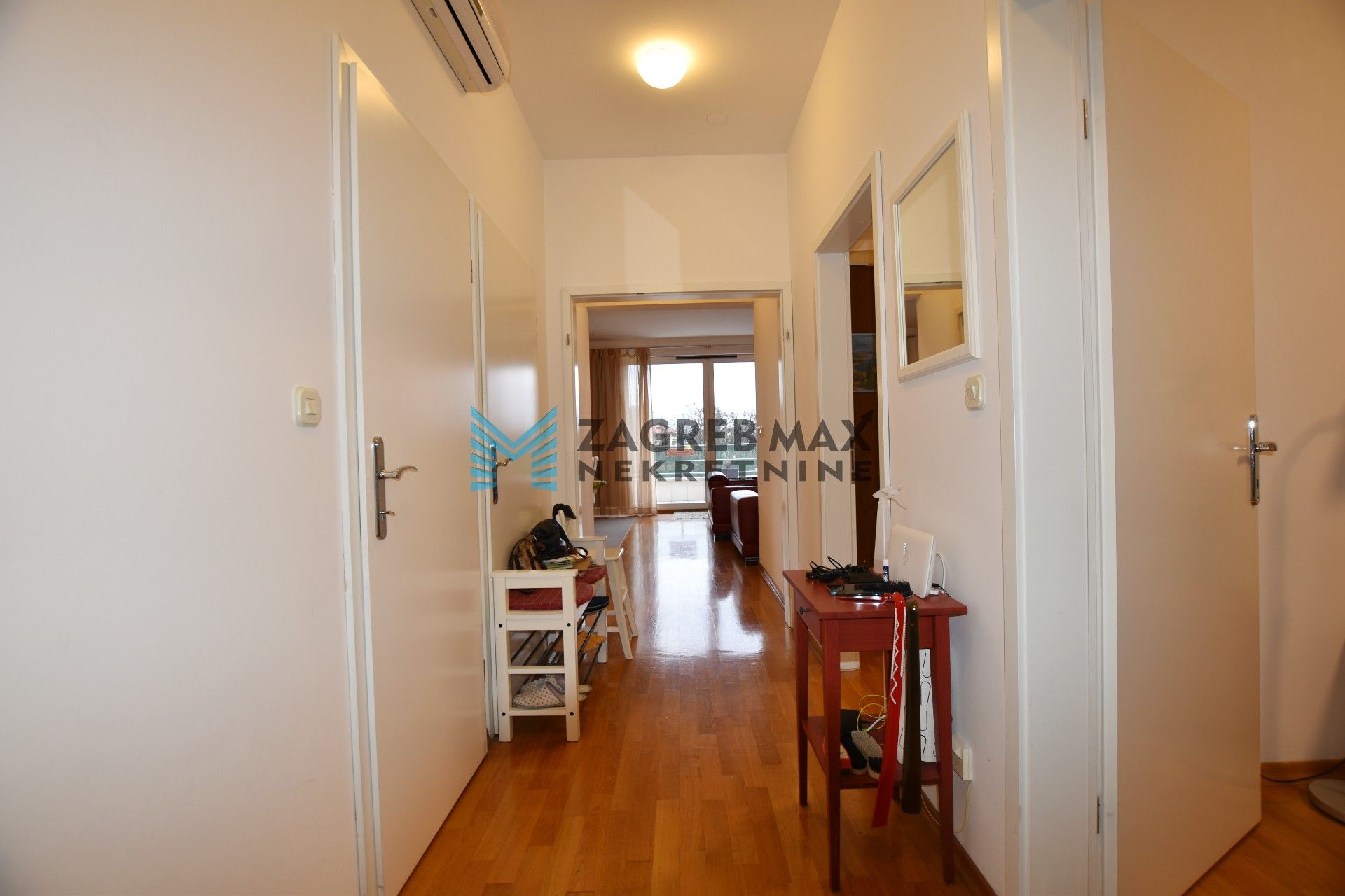 Zagreb - NAJAM CENTAR - Goljak, luksuzan 3soban stan 110 m2, 1. kat, mirno okruženje, terasa, parking