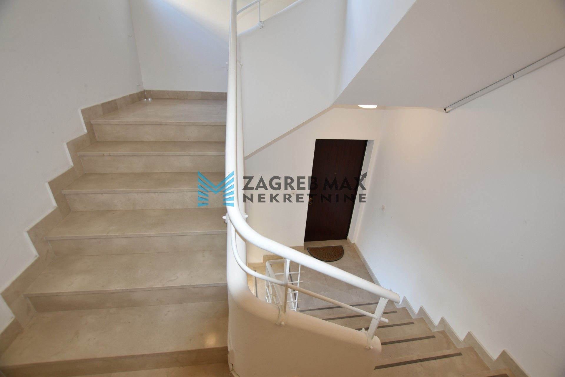 Zagreb - NAJAM CENTAR - Goljak, luksuzan 3soban stan 110 m2, 1. kat, mirno okruženje, terasa, parking