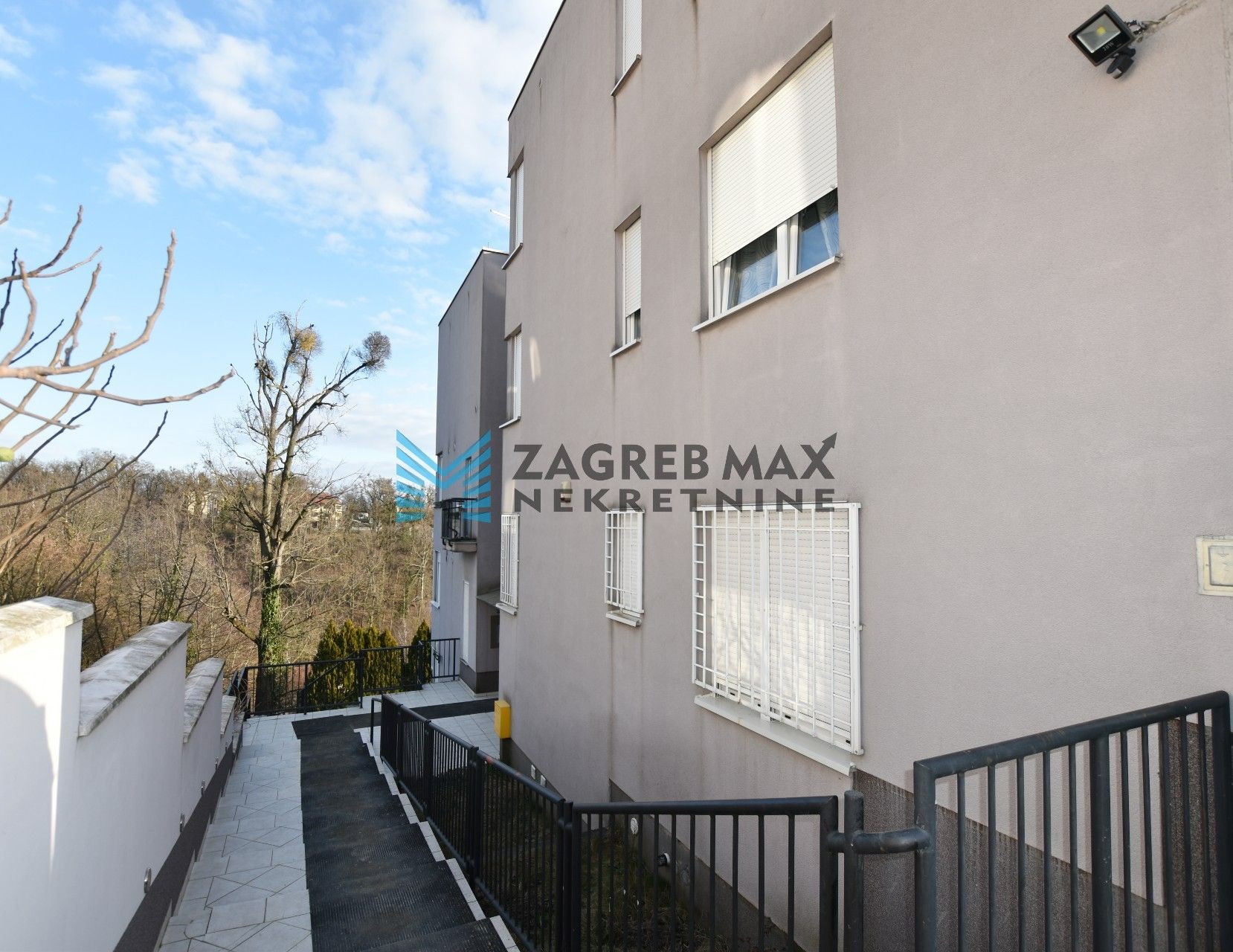Zagreb - NAJAM CENTAR - Goljak, luksuzan 3soban stan 110 m2, 1. kat, mirno okruženje, terasa, parking