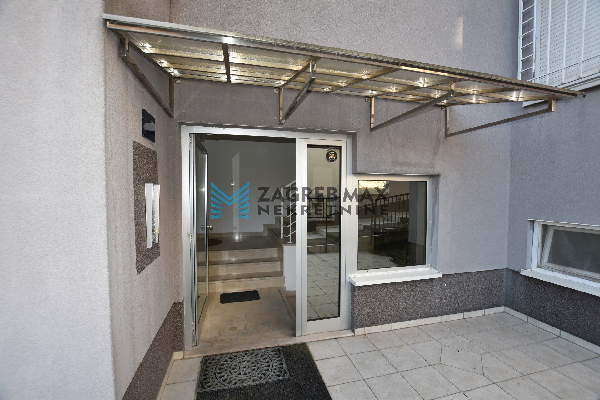 Zagreb - NAJAM CENTAR - Goljak, luksuzan 3soban stan 110 m2, 1. kat, mirno okruženje, terasa, parking