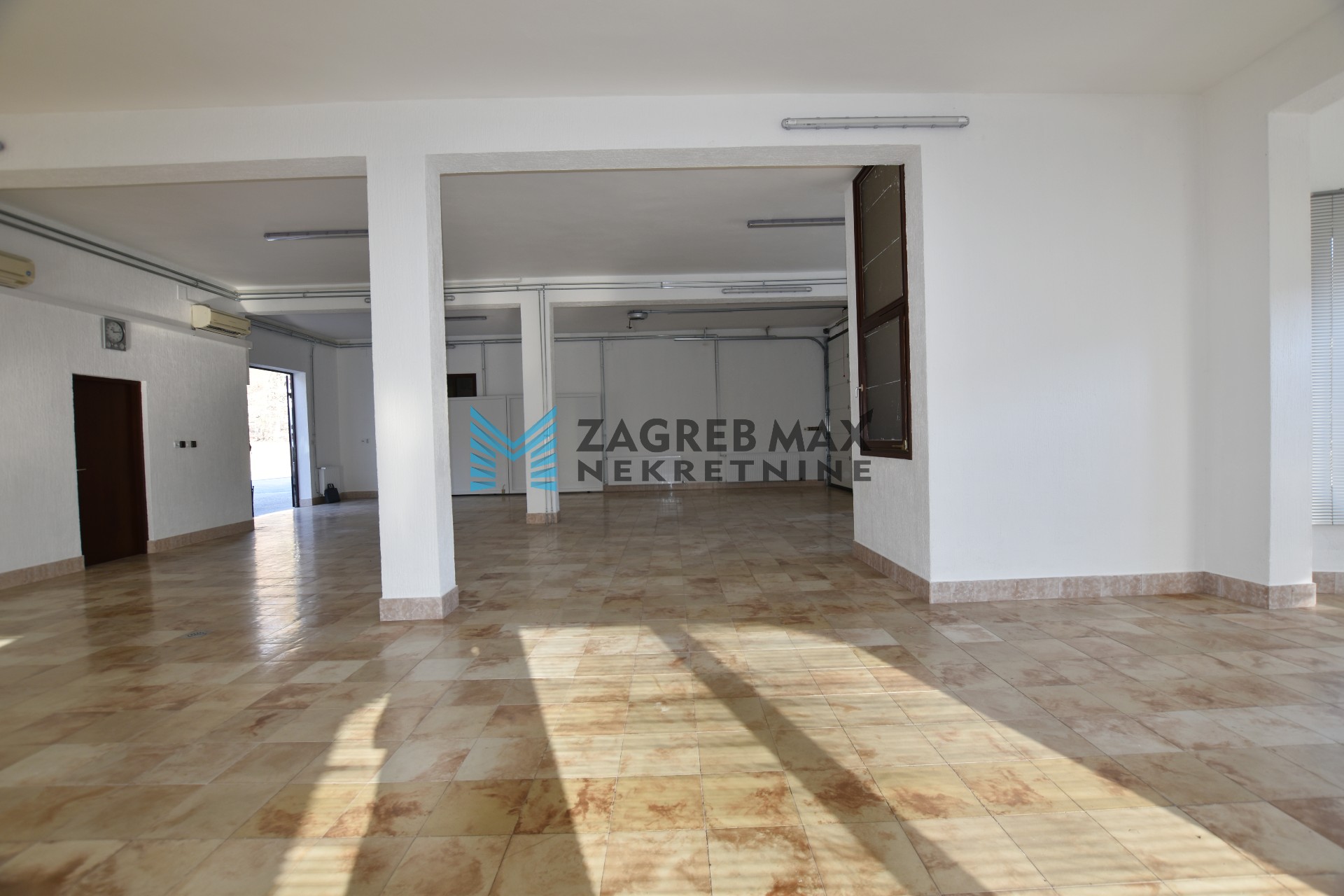 Zagreb - NAJAM - DONJA PUŠĆA Novouređeni poslovni prostor od 160 m2 uz glavnu cestu, parking, BEZ PROVIZIJE