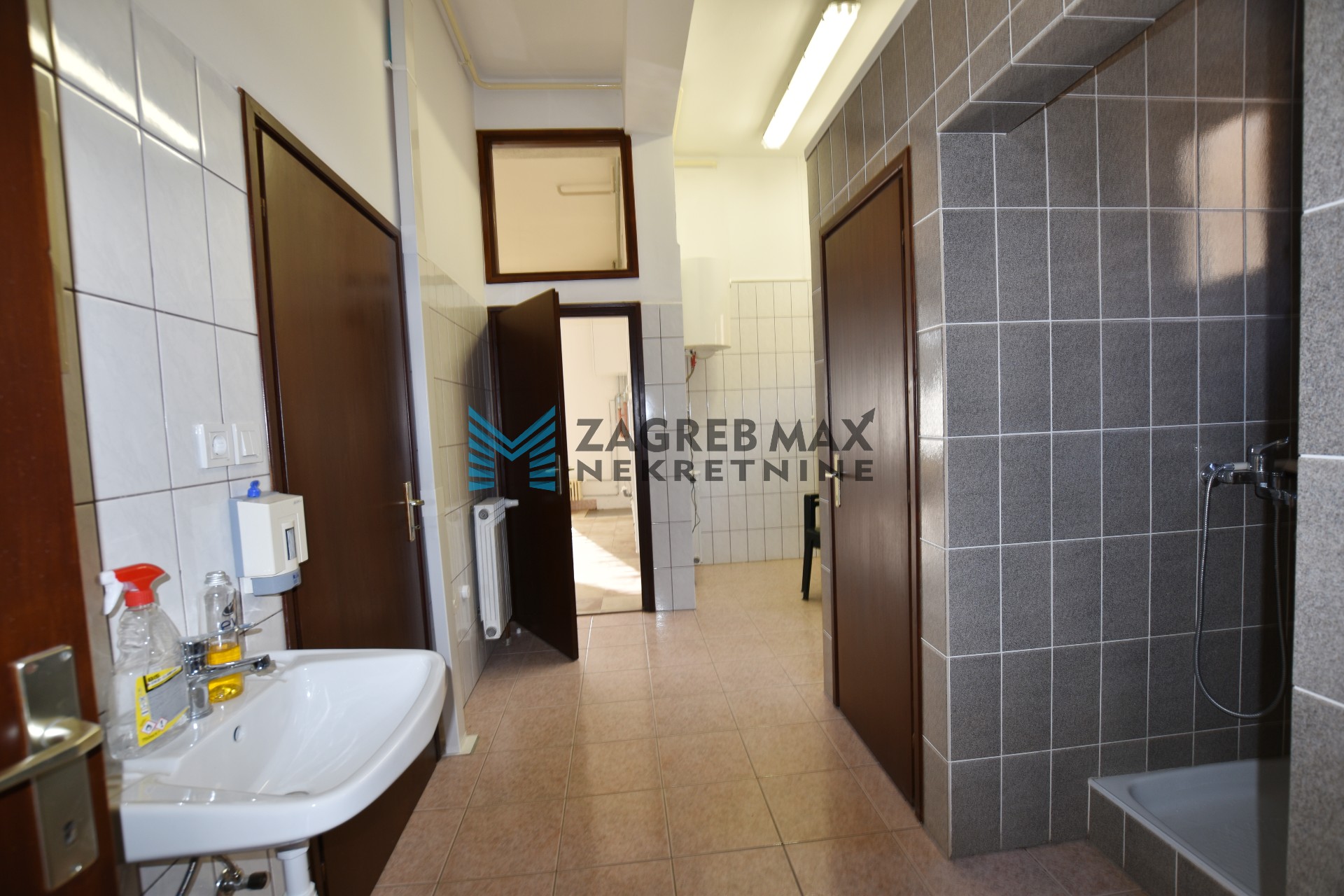 Zagreb - NAJAM - DONJA PUŠĆA Novouređeni poslovni prostor od 160 m2 uz glavnu cestu, parking, BEZ PROVIZIJE