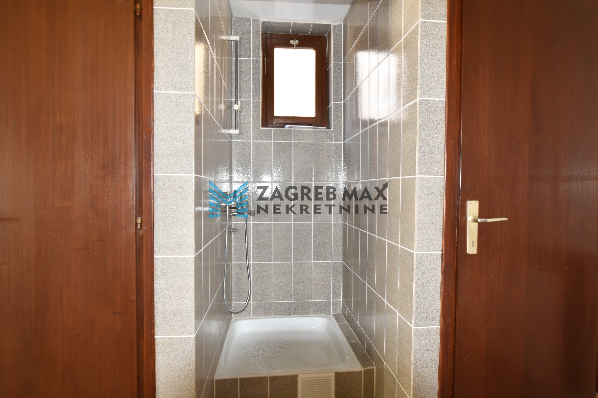 Zagreb - NAJAM - DONJA PUŠĆA Novouređeni poslovni prostor od 160 m2 uz glavnu cestu, parking, BEZ PROVIZIJE