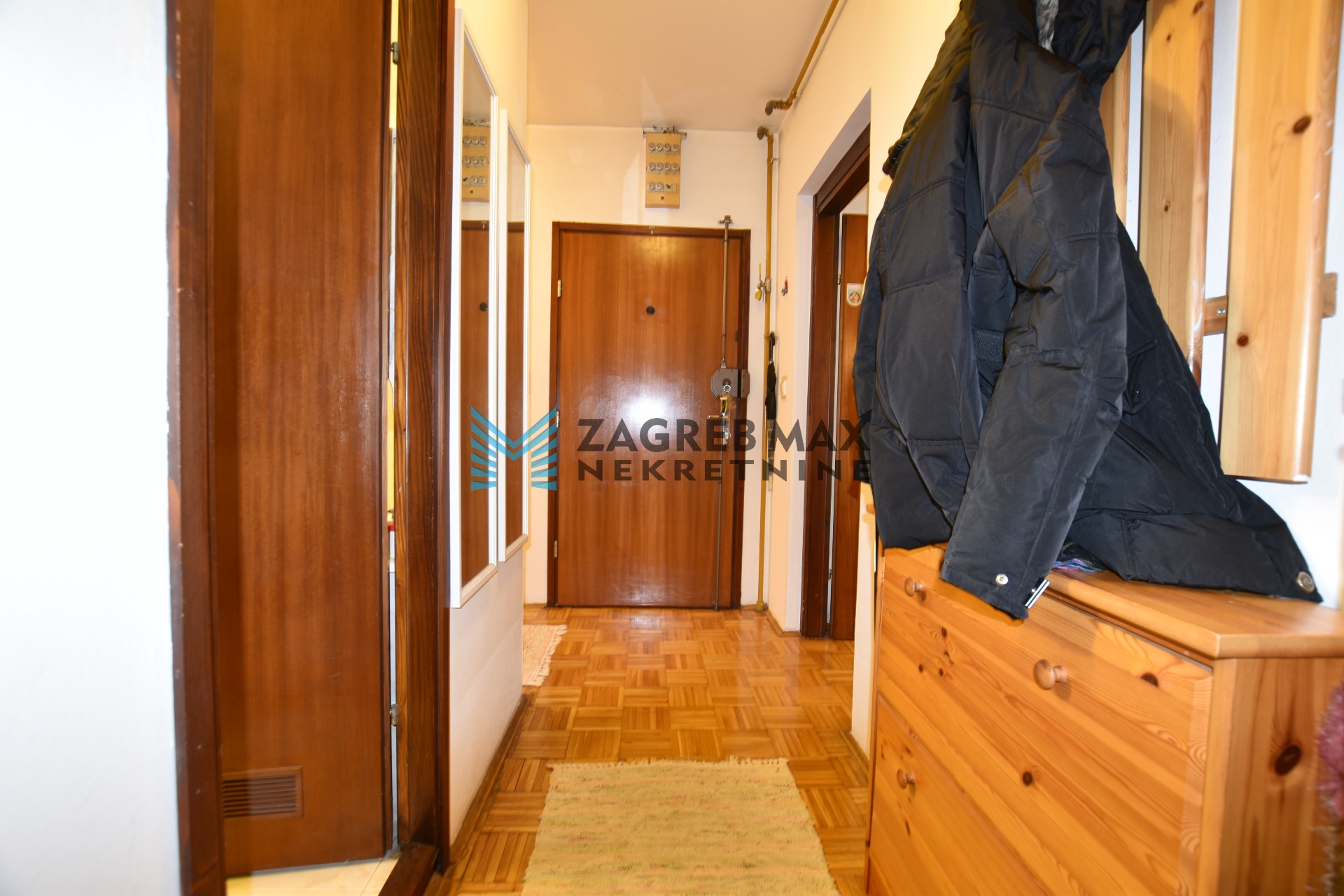 Zagreb - VRBANI – Rudeška ulica, prostran 3soban stan 65 m2, 3. kat, odlična lokacija, loggia, BEZ PROVIZIJE