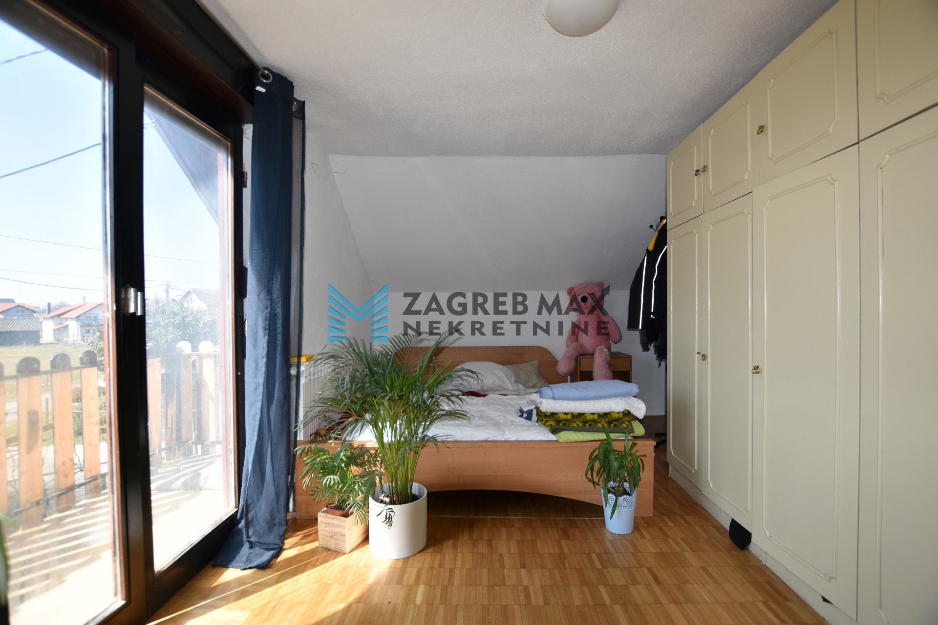 Zagreb - LUČKO – Obiteljska samostojeća kuća 122 m2, zemljište 542 m2, mirno okruženje, garaža, BEZ PROVIZIJE
