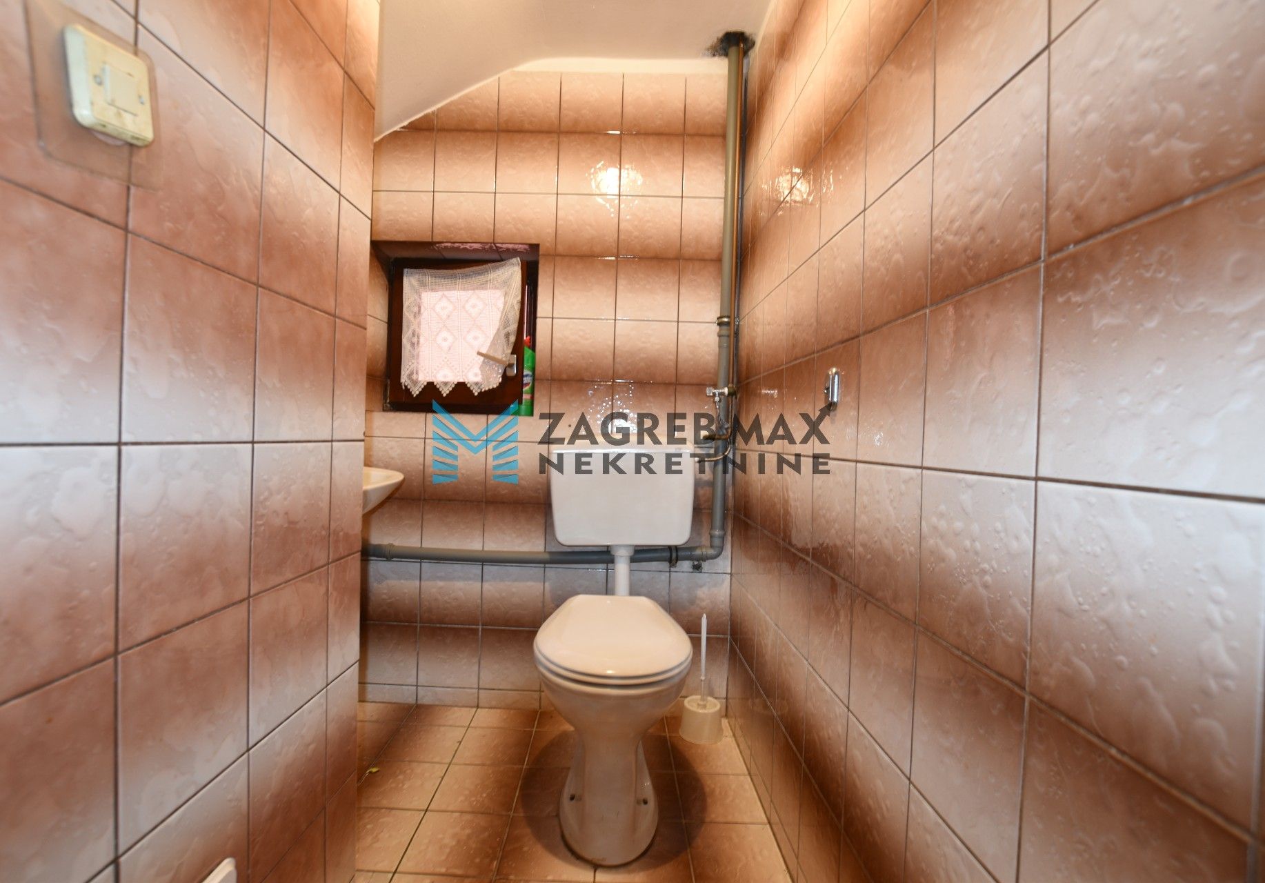 Zagreb - NAJAM - DUGAVE Komforan poslovni prostor od 50 m2, frekventna ulica, terasa, parking, BEZ PROVIZIJE