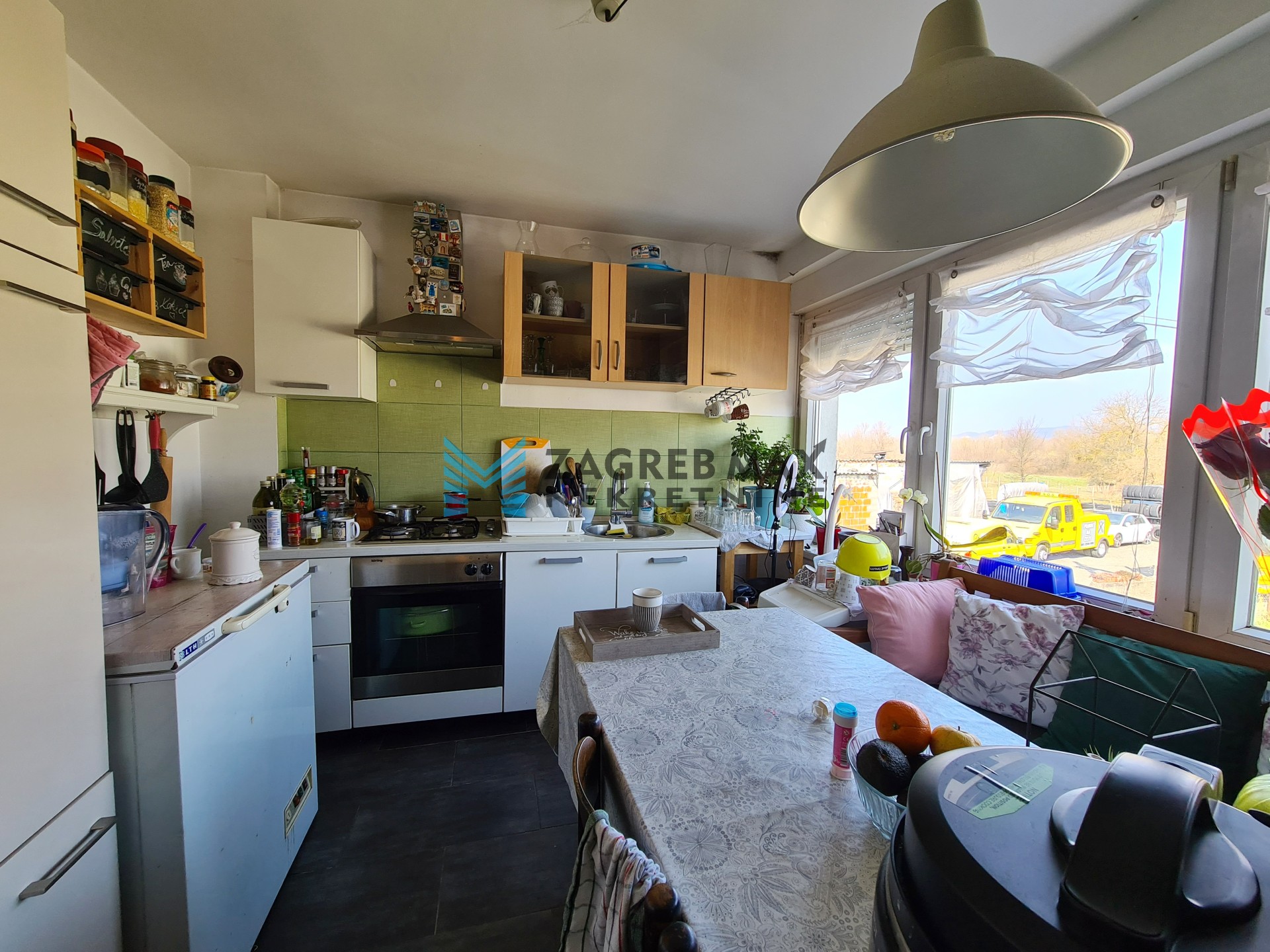 Zagreb - JEŽDOVEC Udoban 2soban stan 65 m2, 1. kat, mirno okruženje, loggia, parking, BEZ PROVIZIJE