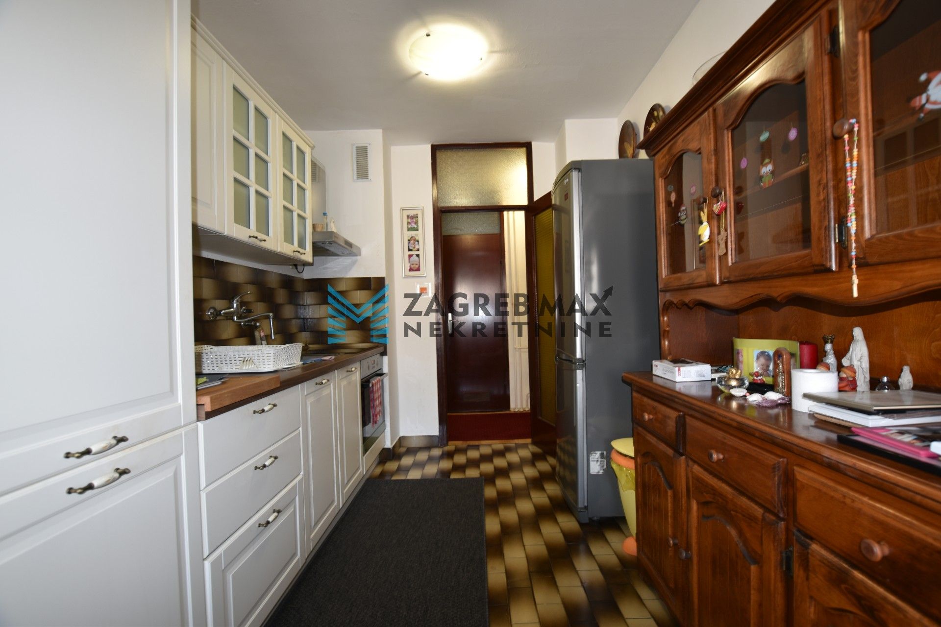 Zagreb - GREDICE Prostran 3soban stan 74 m2, 3. kat, odlična lokacija, loggia, spremište, BEZ PROVIZIJE