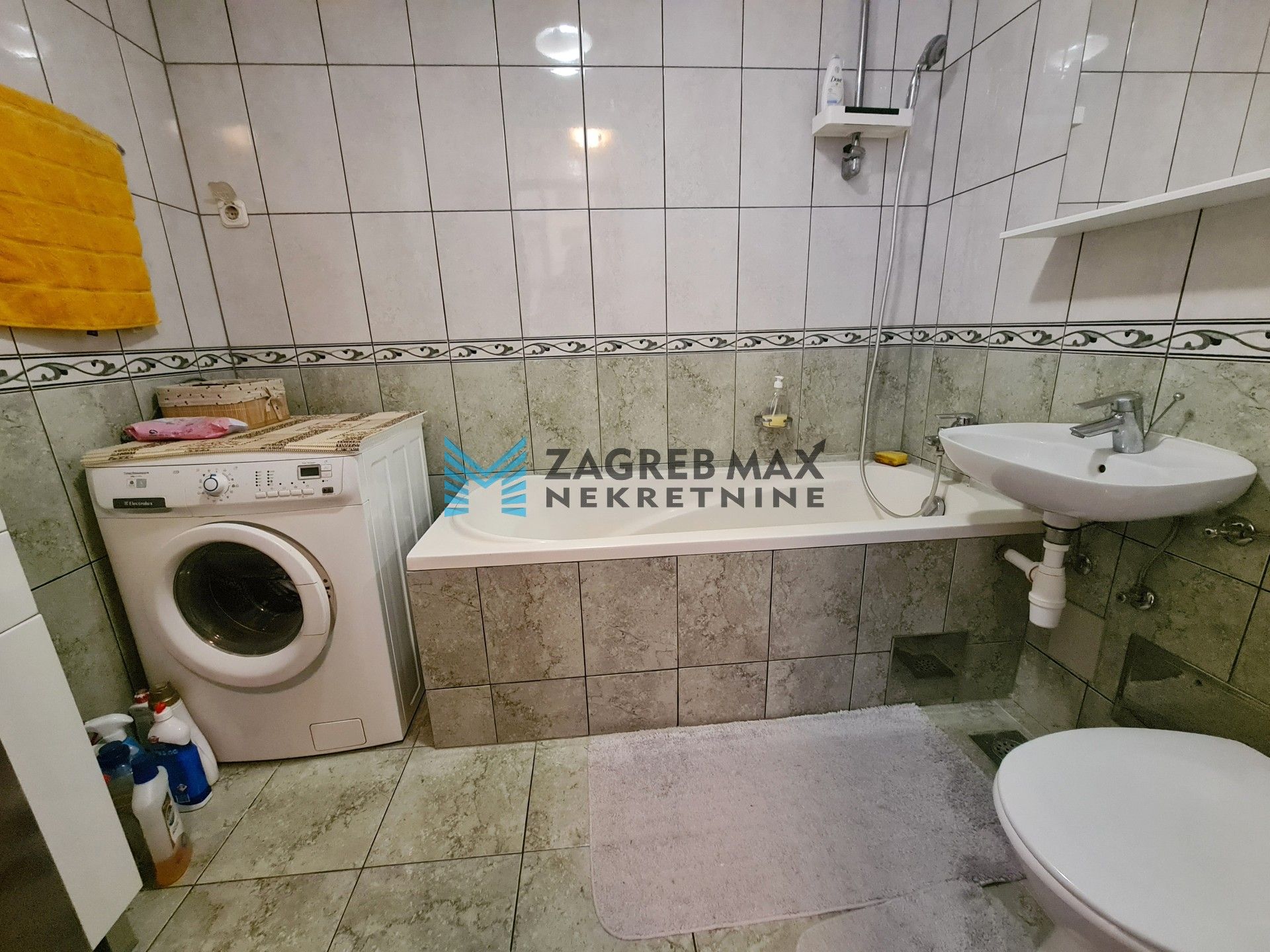 Zagreb - GREDICE Prostran 3soban stan 74 m2, 3. kat, odlična lokacija, loggia, spremište, BEZ PROVIZIJE