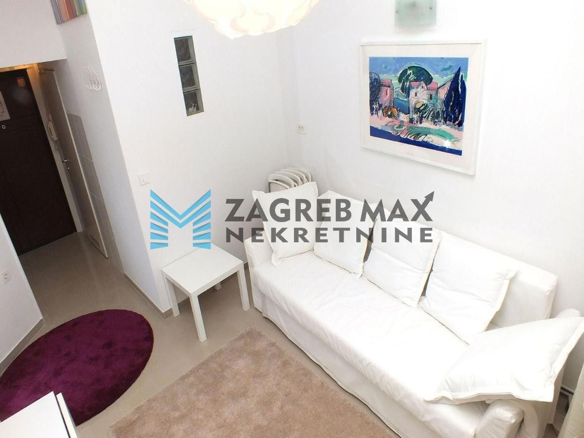 Zagreb - STROGI CENTAR – Trg bana J. Jelačića, moderan 2soban stan 31 m2, 2. kat, TOP lokacija