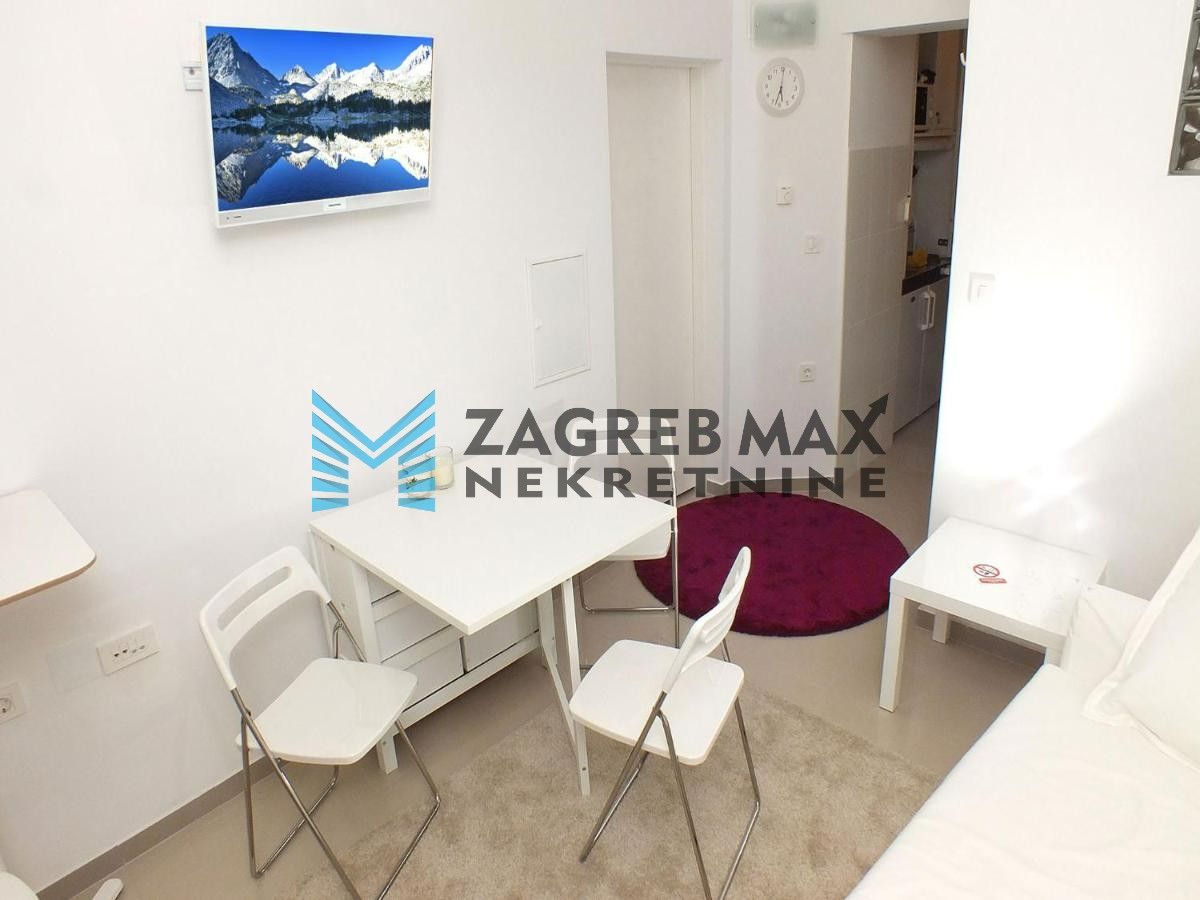 Zagreb - STROGI CENTAR – Trg bana J. Jelačića, moderan 2soban stan 31 m2, 2. kat, TOP lokacija