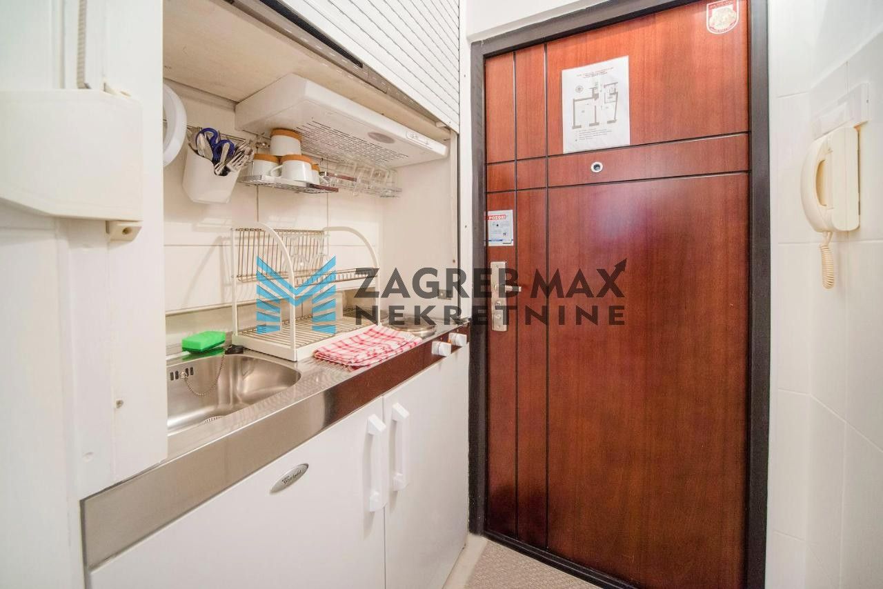 Zagreb - STROGI CENTAR – Trg bana J. Jelačića, moderan 2soban stan 31 m2, 2. kat, TOP lokacija