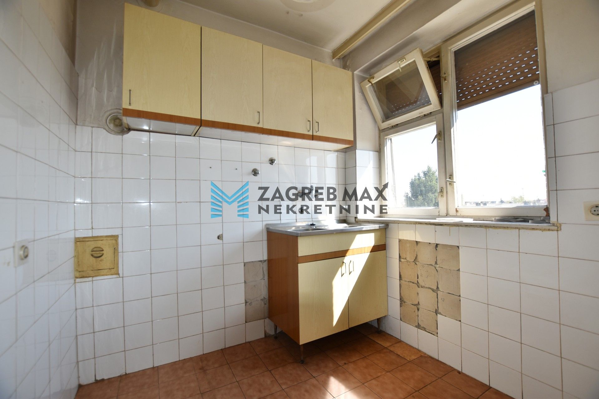 Zagreb - SAVSKI GAJ – Komforan 2soban stan 43 m2, 4. kat, mirno okruženje, loggia, BEZ PROVIZIJE