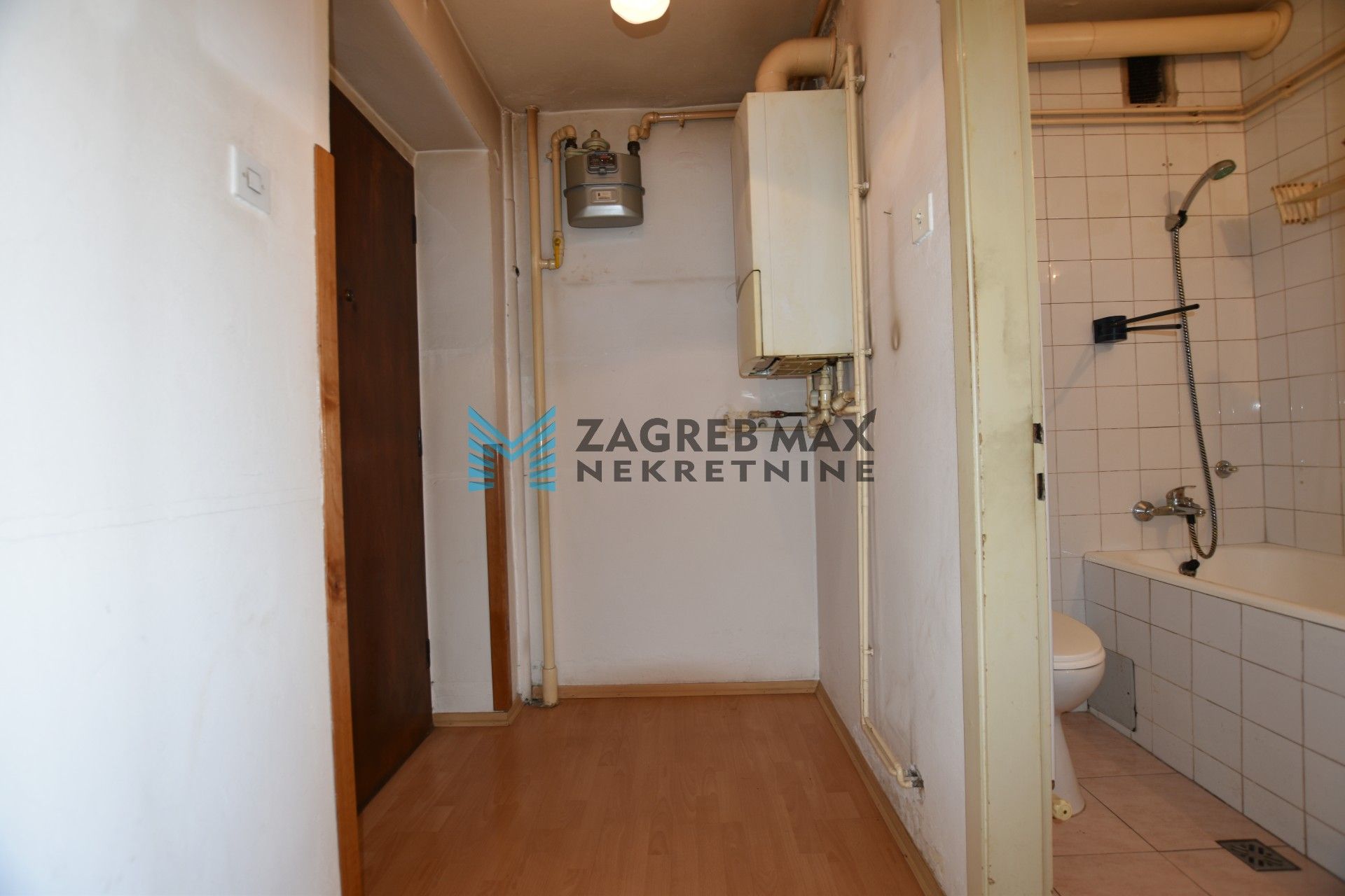 Zagreb - SAVSKI GAJ – Komforan 2soban stan 43 m2, 4. kat, mirno okruženje, loggia, BEZ PROVIZIJE
