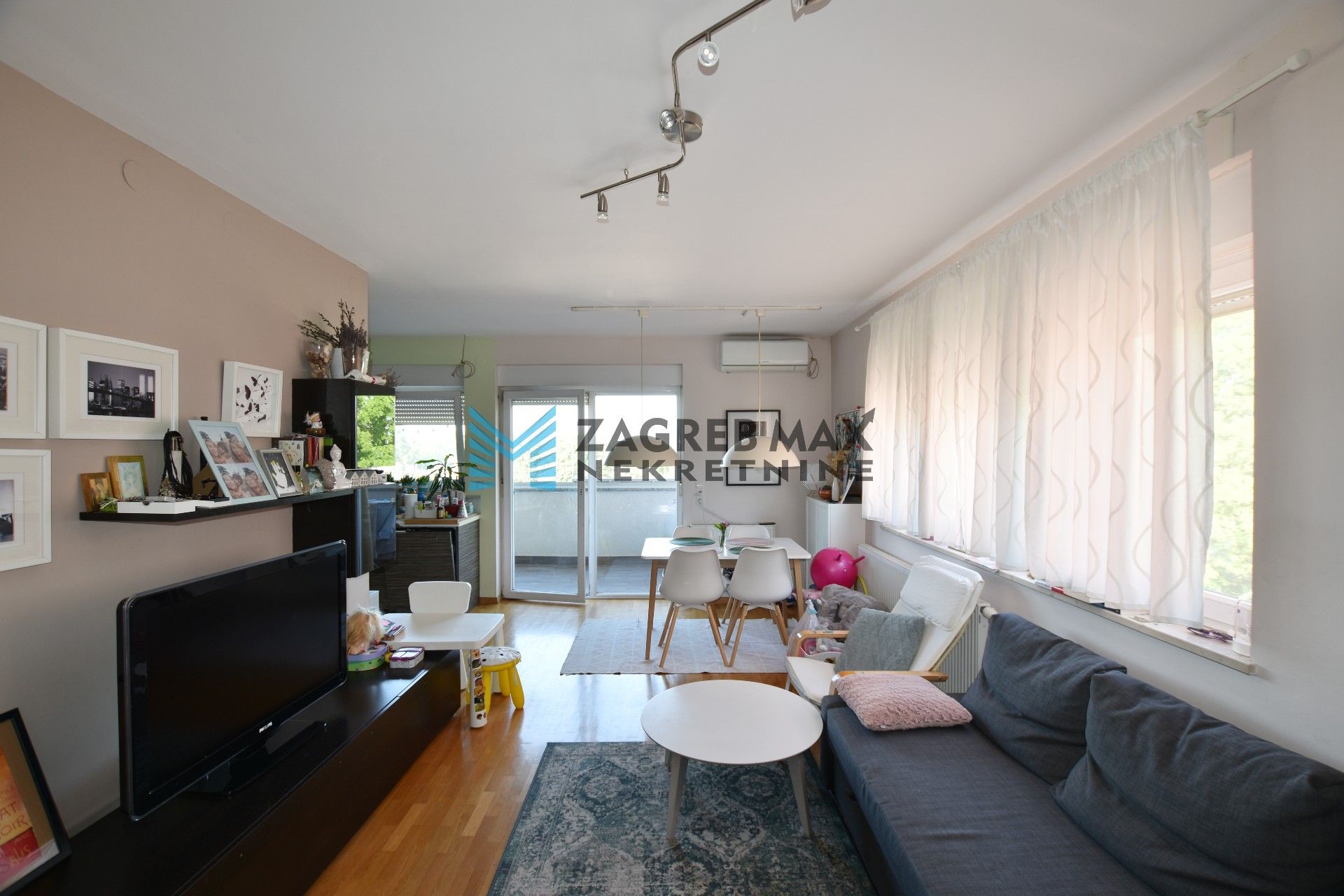 Zagreb - KAJZERICA Moderan 3soban stan 73 m2, parking, 3. kat, spremište, odlična lokacija, loggia