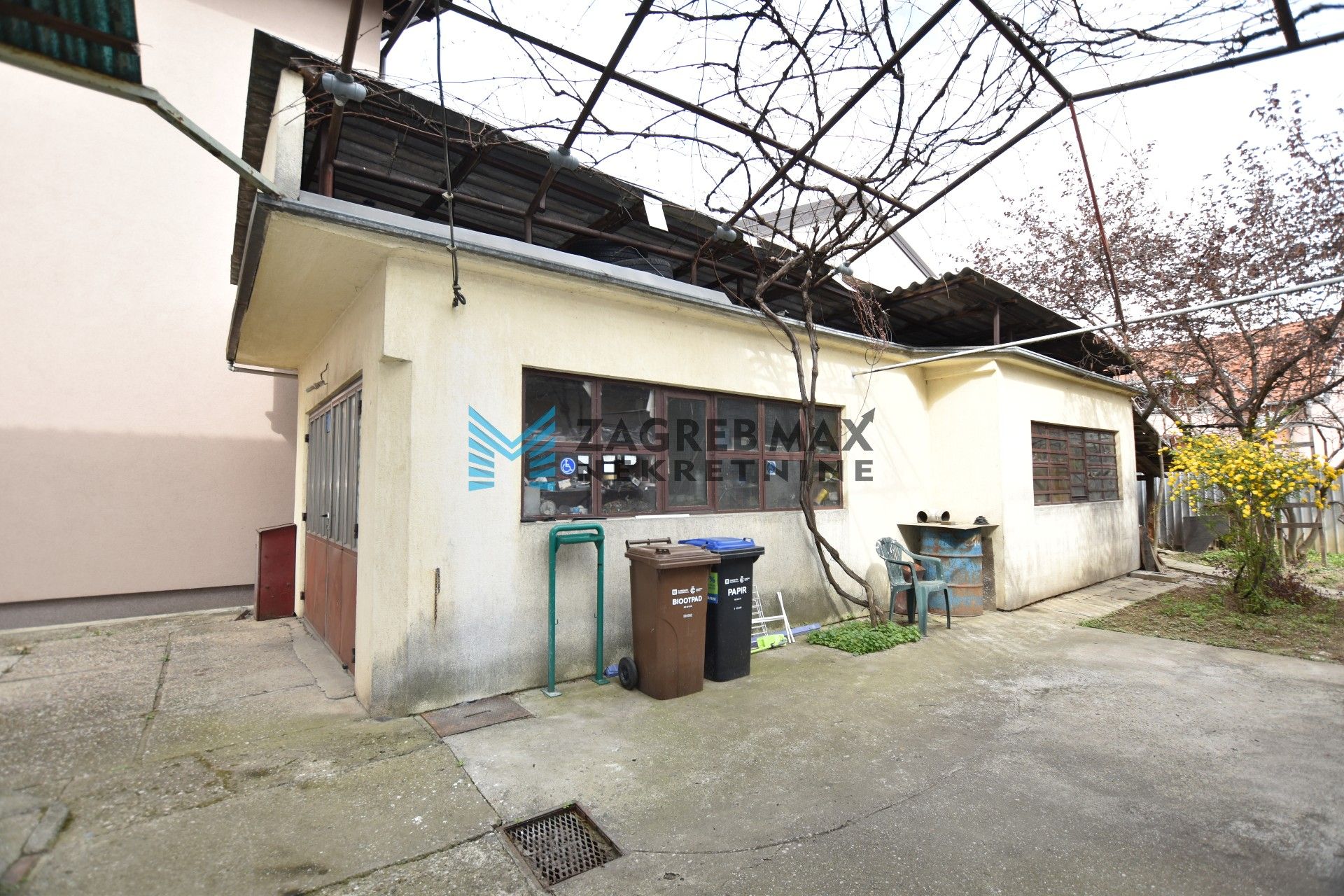 Zagreb - TRNAVA, 2 odvojena stana + garsonijera