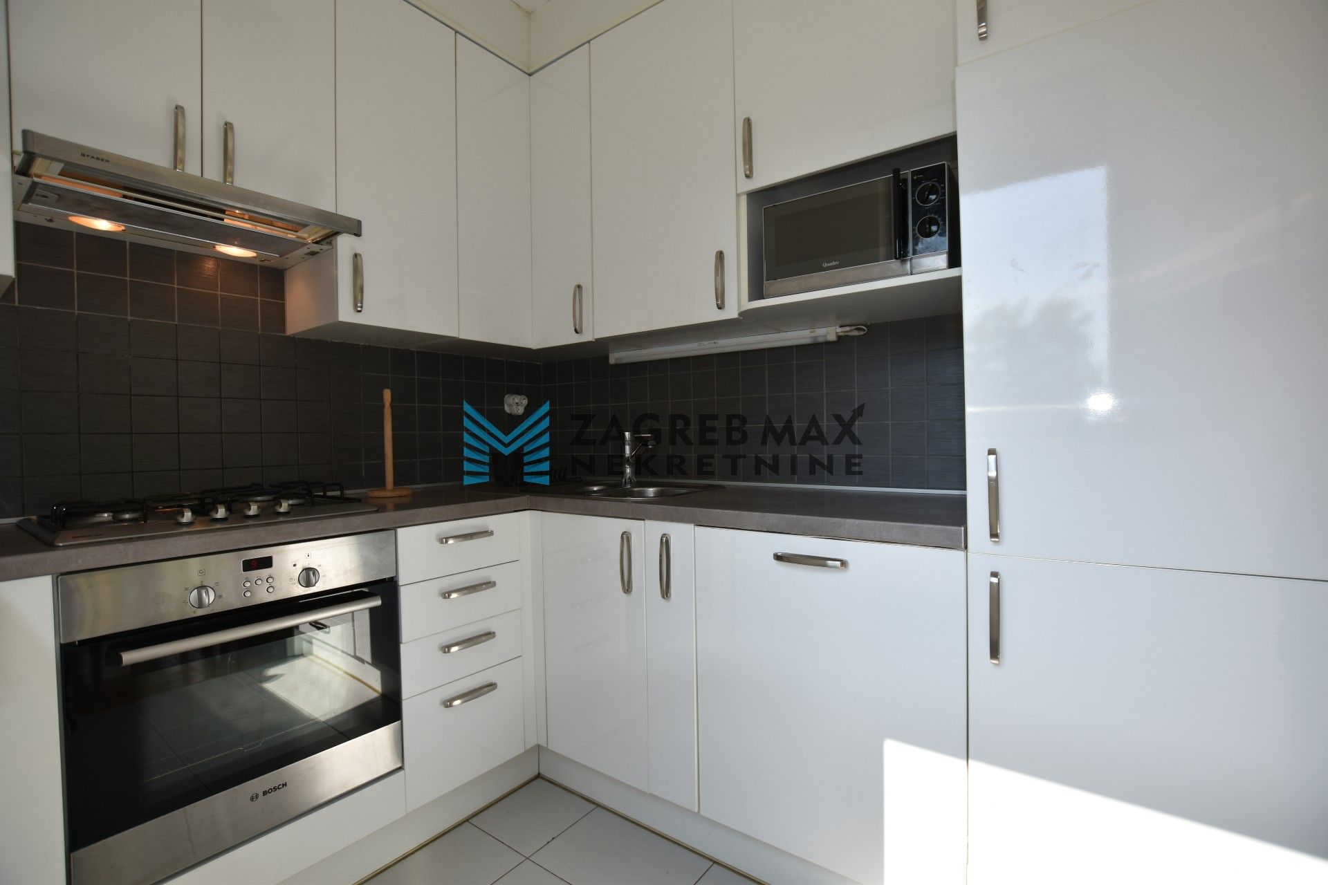 Zagreb - VRAPČE Risovo naselje, prekrasan 2soban stan 49 m2, parking, 1. kat, mirno okruženje, loggia