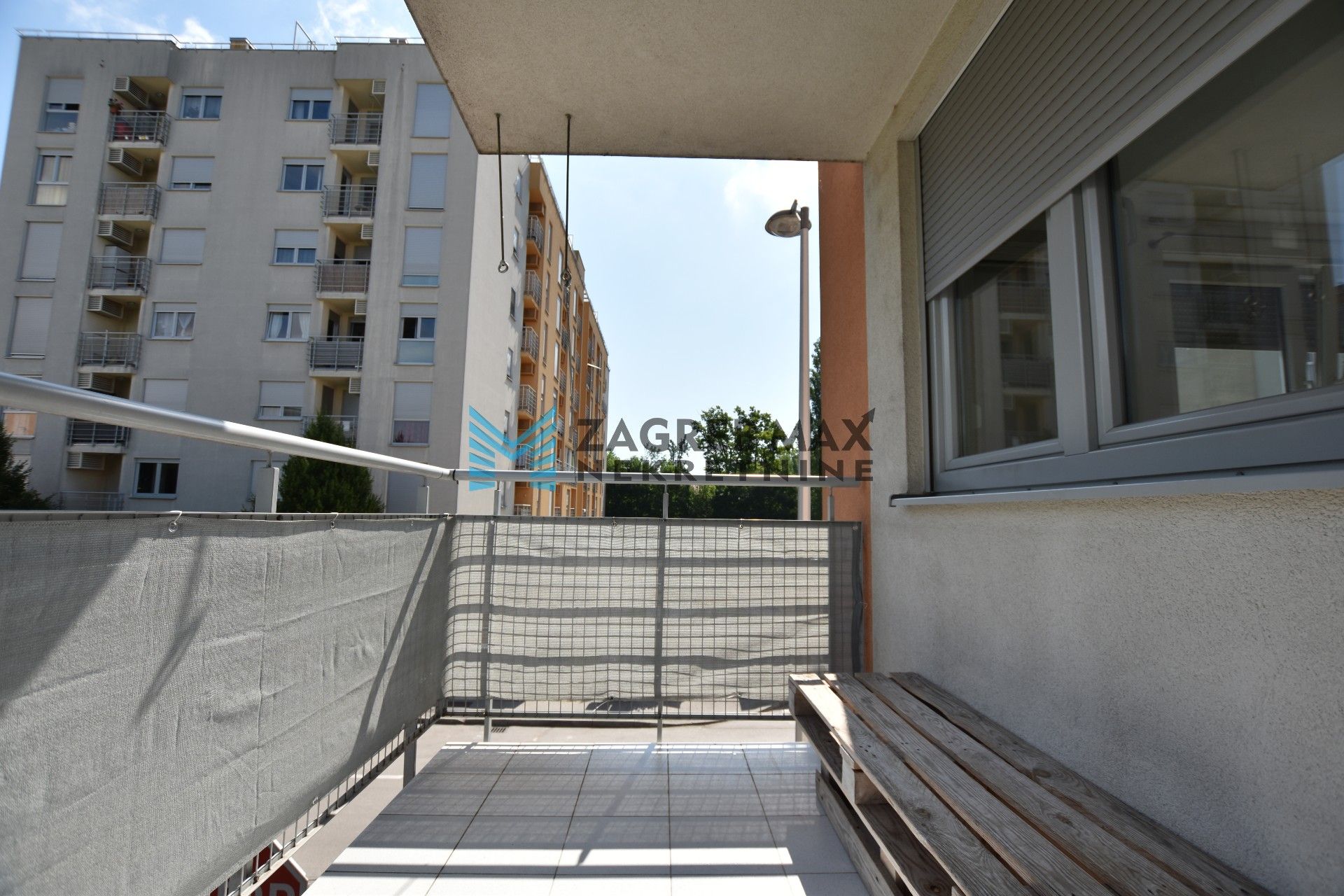 Zagreb - VRAPČE Risovo naselje, prekrasan 2soban stan 49 m2, parking, 1. kat, mirno okruženje, loggia