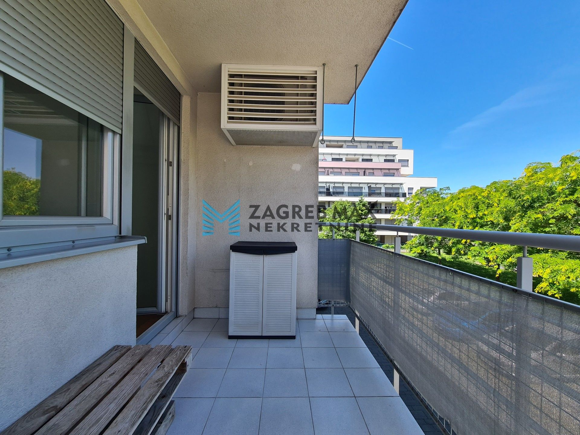 Zagreb - VRAPČE Risovo naselje, prekrasan 2soban stan 49 m2, parking, 1. kat, mirno okruženje, loggia