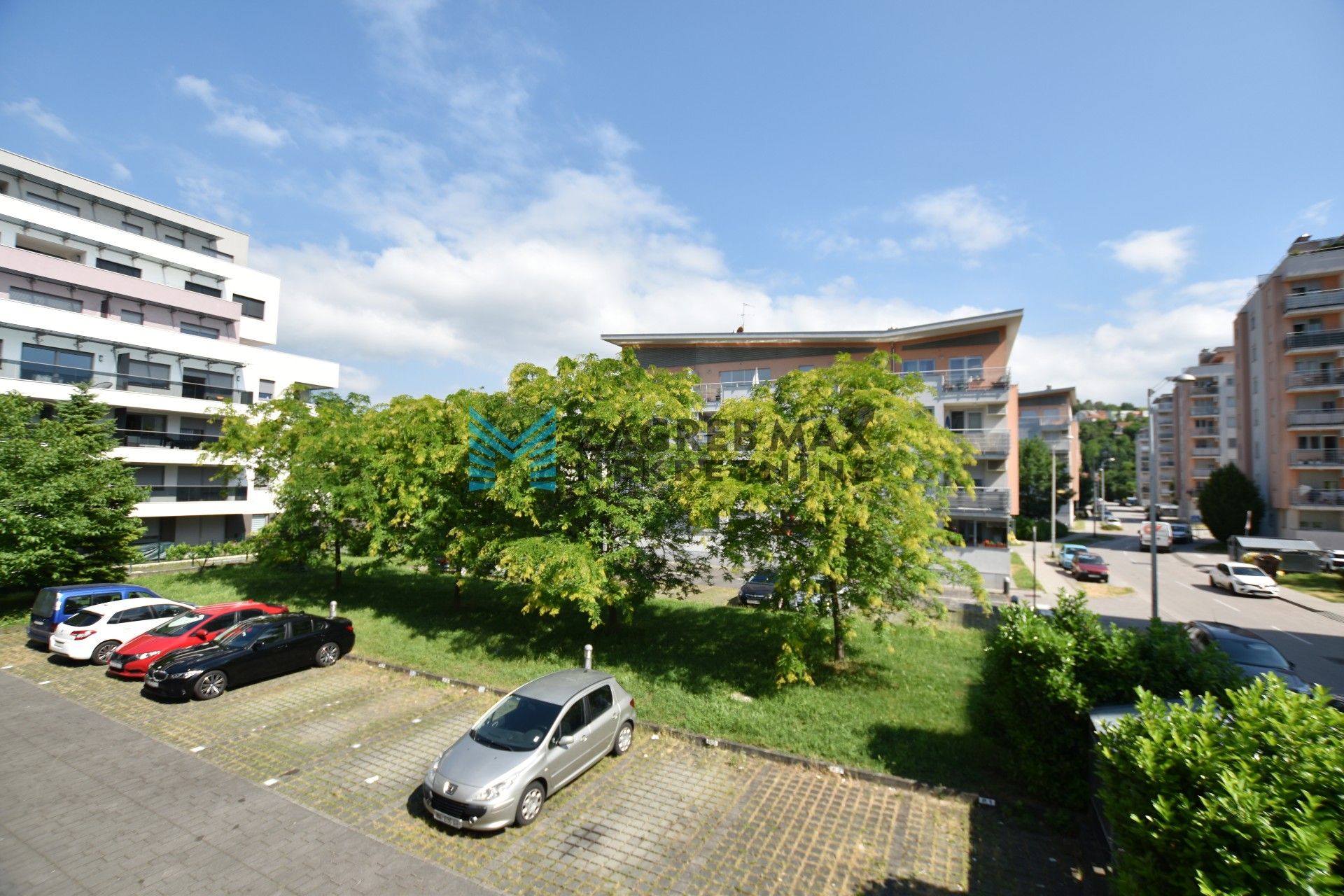 Zagreb - VRAPČE Risovo naselje, prekrasan 2soban stan 49 m2, parking, 1. kat, mirno okruženje, loggia