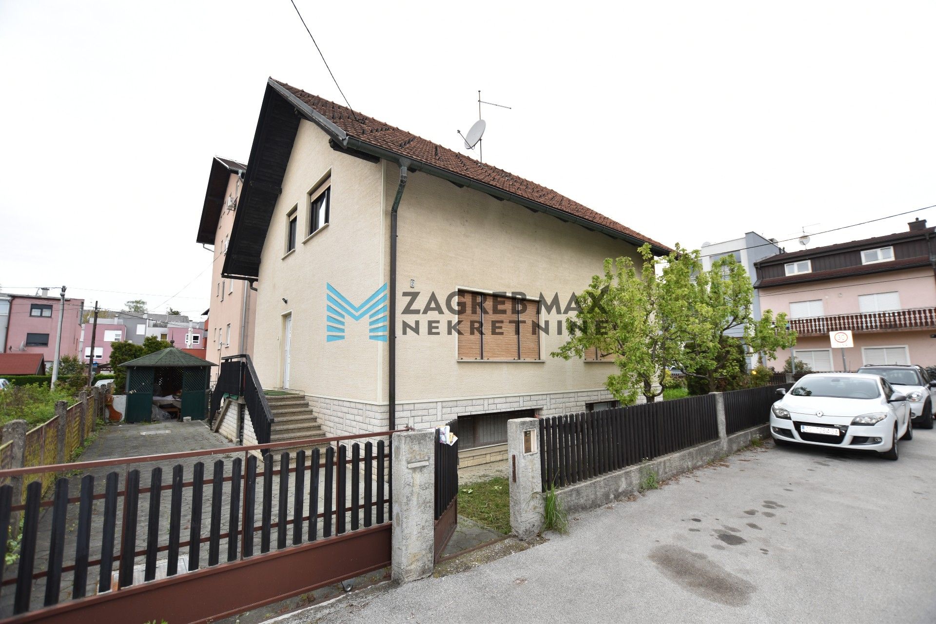 Zagreb - NAJAM - KUSTOŠIJA Obiteljska kuća 180 m2, 2 odvojena stana i podrum, parking, BEZ PROVIZIJE