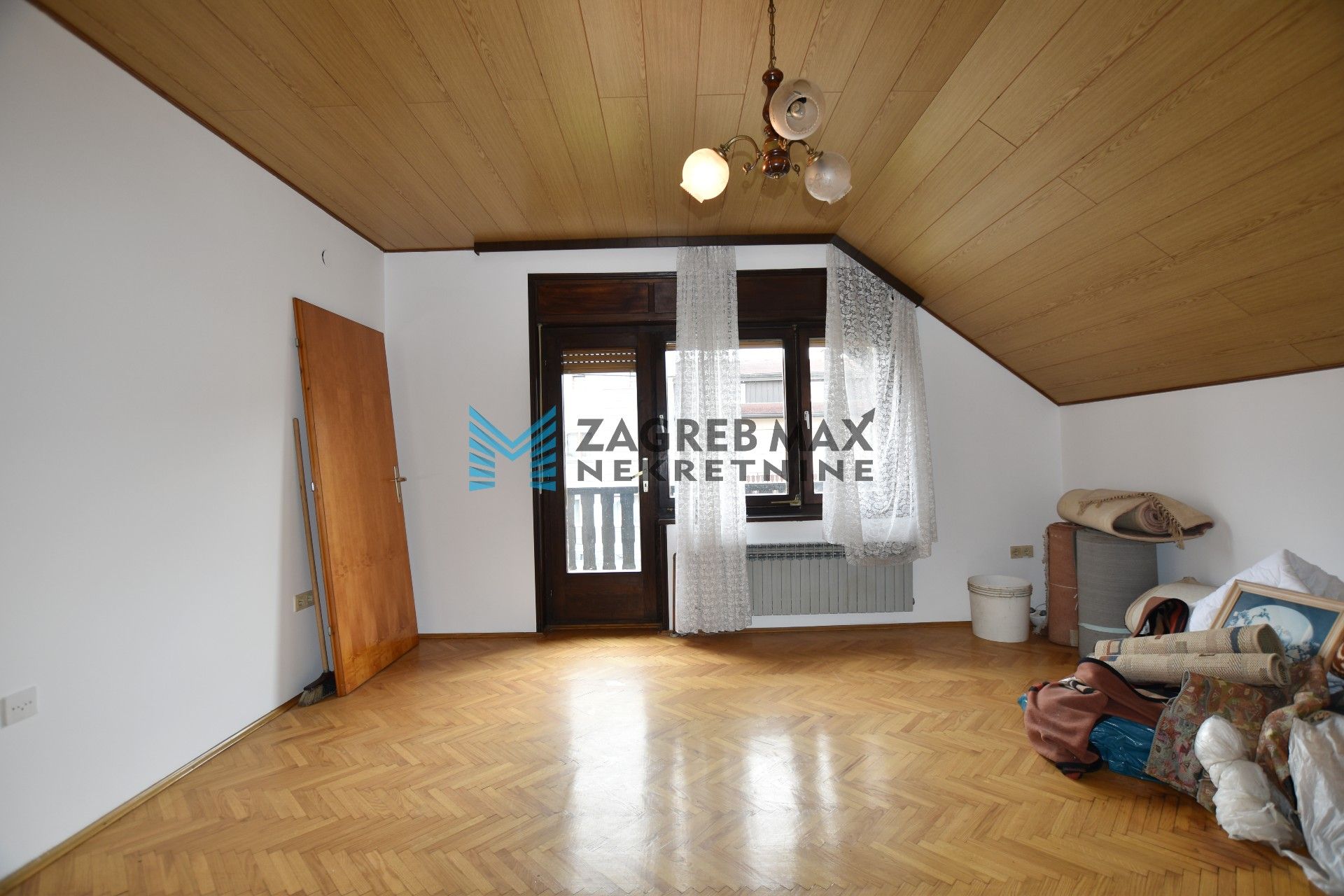 Zagreb - NAJAM - KUSTOŠIJA Obiteljska kuća 180 m2, 2 odvojena stana i podrum, parking