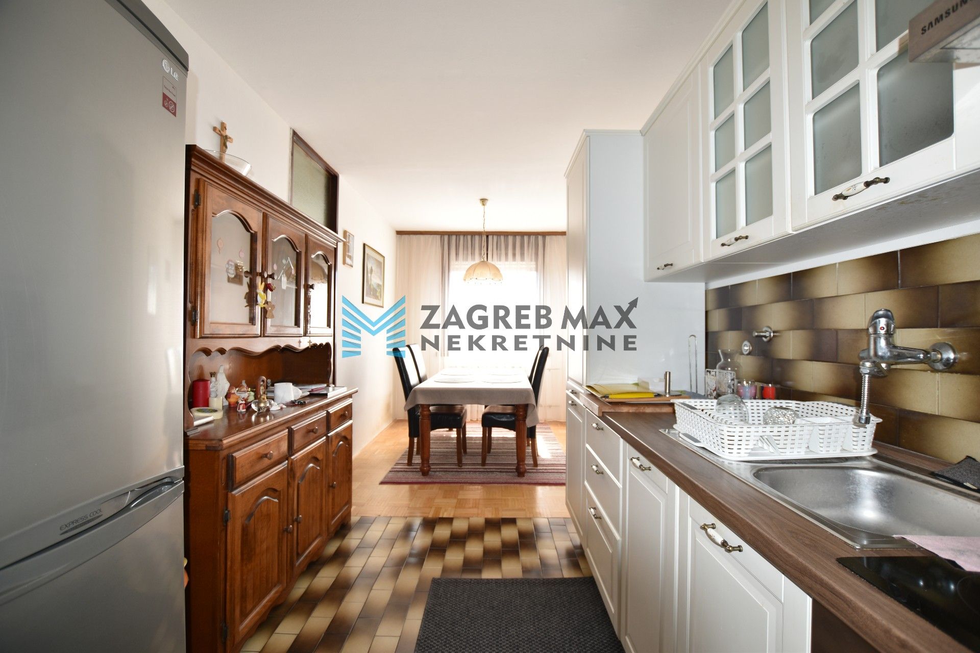 Zagreb - GREDICE Prostran 3soban stan 74 m2, 3. kat, odlična lokacija, loggia, spremište, BEZ PROVIZIJE