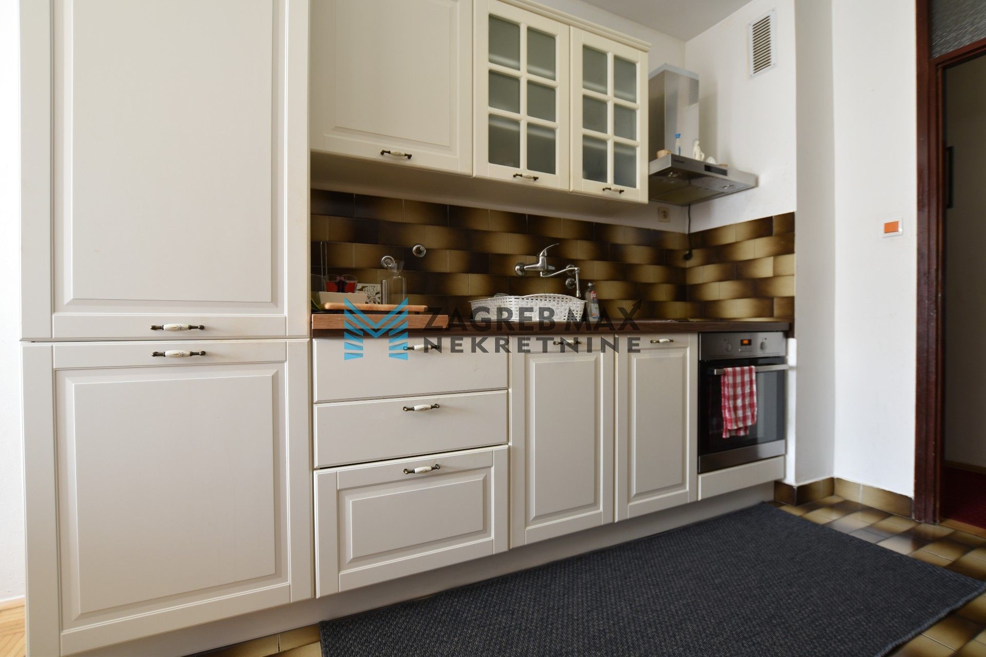 Zagreb - GREDICE Prostran 3soban stan 74 m2, 3. kat, odlična lokacija, loggia, spremište, BEZ PROVIZIJE