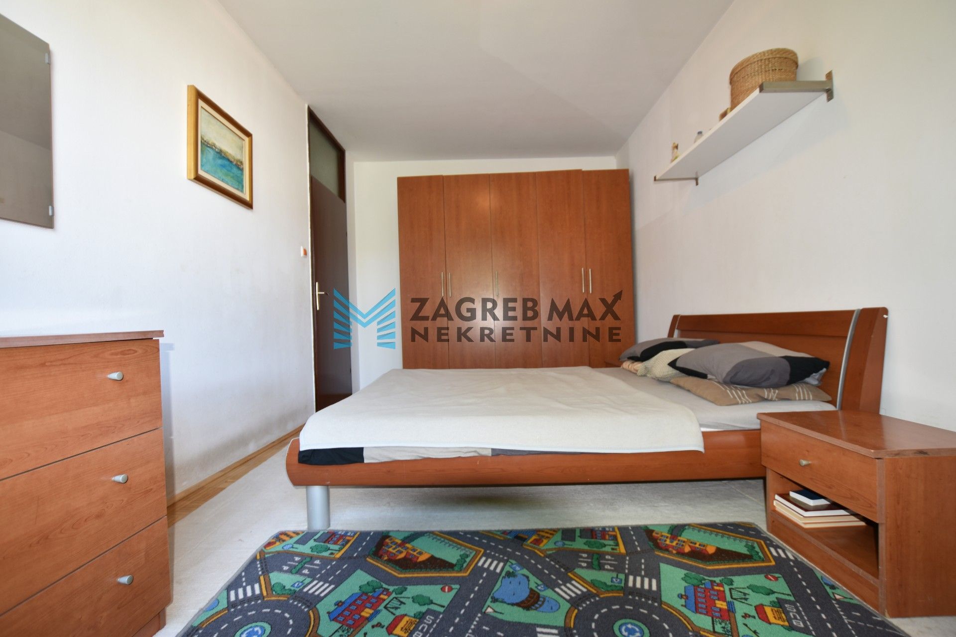 Zagreb - GREDICE Prostran 3soban stan 74 m2, 3. kat, odlična lokacija, loggia, spremište, BEZ PROVIZIJE